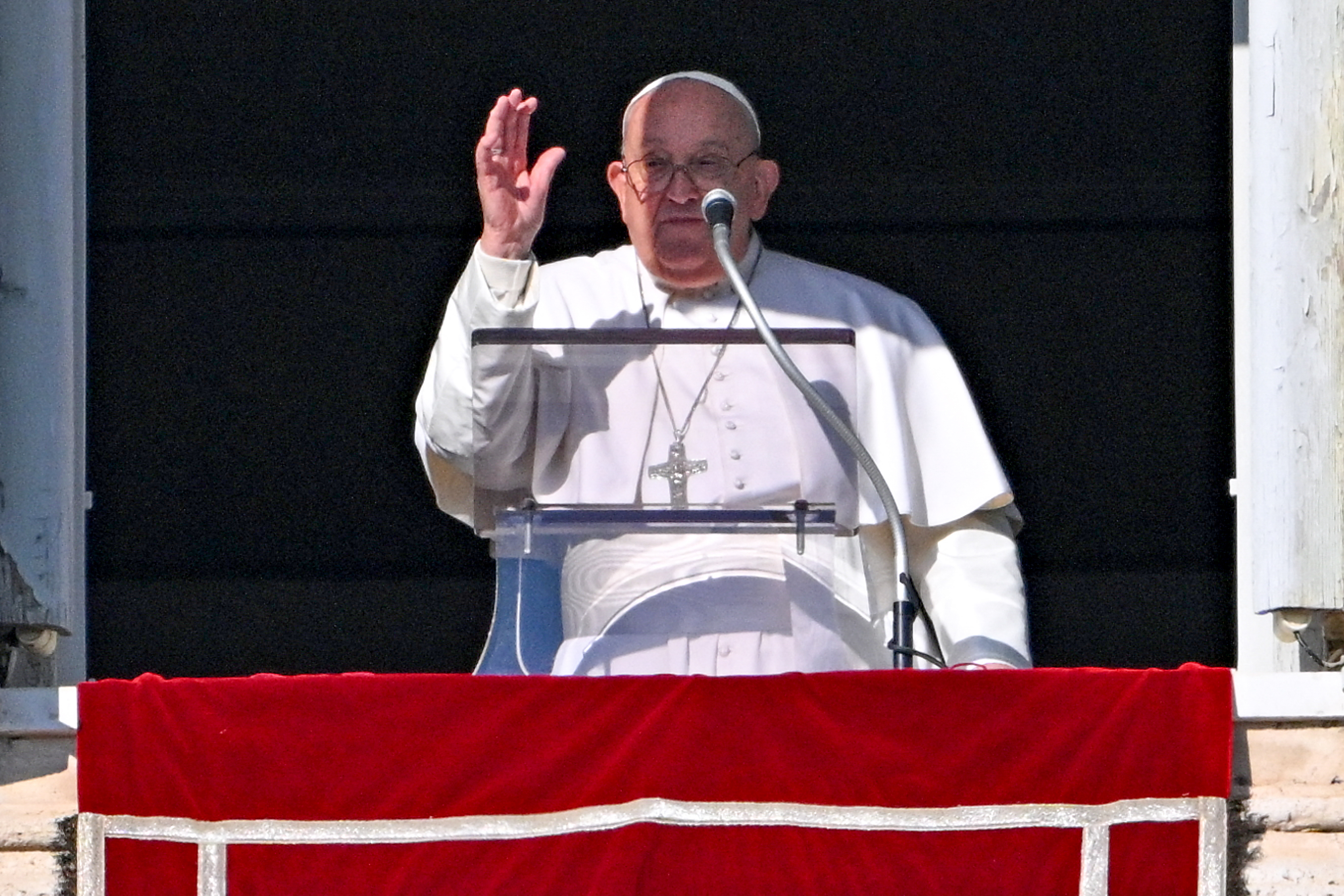 El papa Francisco saludando a la multitud desde la ventana del Palacio Apostólico, con vistas a la Plaza de San Pedro, durante el rezo del Ángelus de Año Nuevo en el Vaticano en enero de 2025. Fotografía: