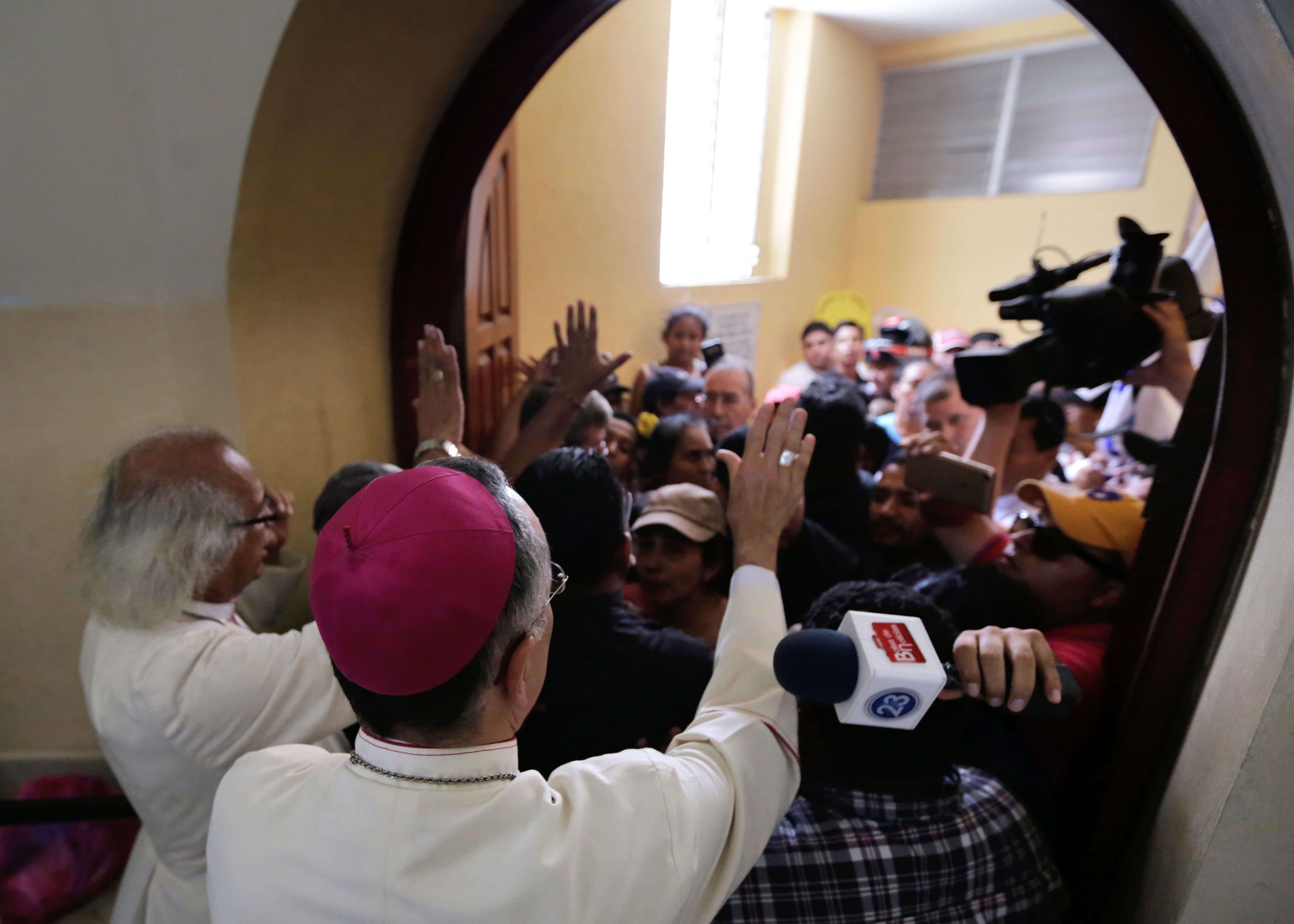 Cardinal Leopoldo Brenes (L) and bishop Silvio Baez try to calm members of the pro-government Sandinista youth down, after arriving at the San Sebastian Basilica in Diriamba, Nicaragua, on July 9, 2018.
Hundreds of under-pressure Nicaraguan President Daniel Ortega supporters broke into the basilica in an opposition heartland on Monday and harassed Roman Catholic bishops at the heart of a mediation process. The attack came a day after at least 14 people died in a raid by a pro-government mob in the areas of Diriamba and Jinotepe, 20 km from the opposition bastion of Masaya, in the Central American country's southeast.
/ AFP PHOTO / Inti OCON