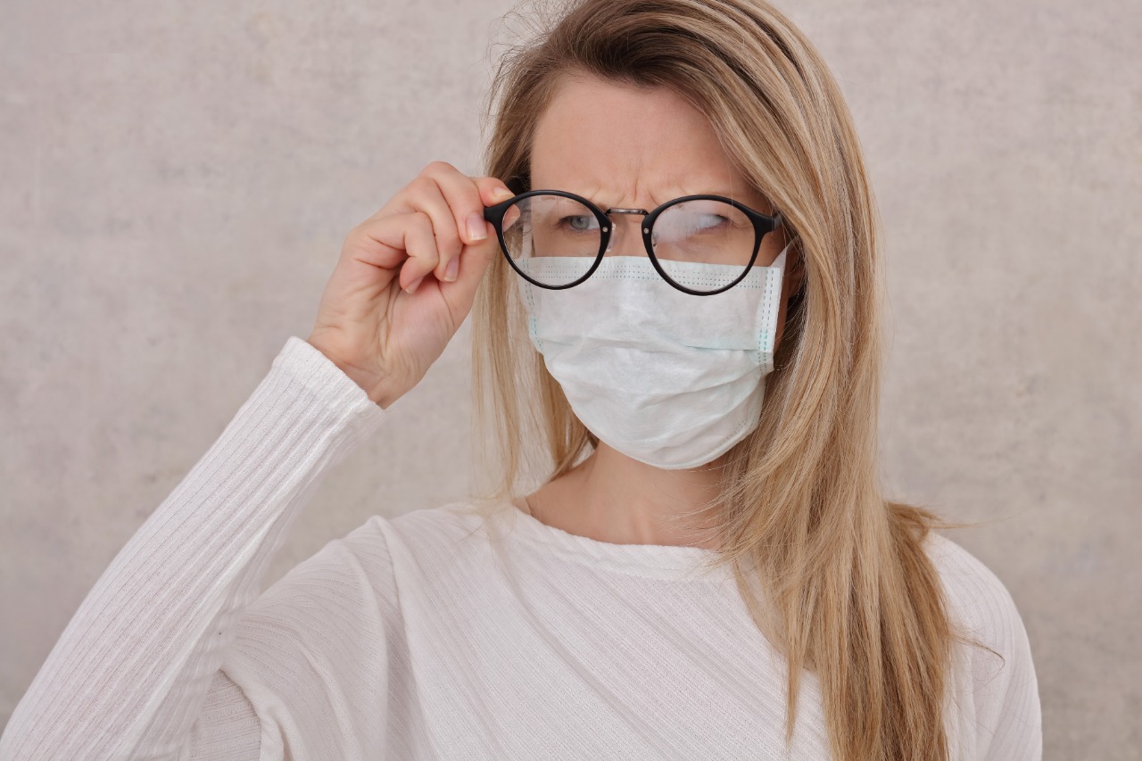 6 consejos para evitar que se le empañen los lentes al usar mascarilla | La  Nación