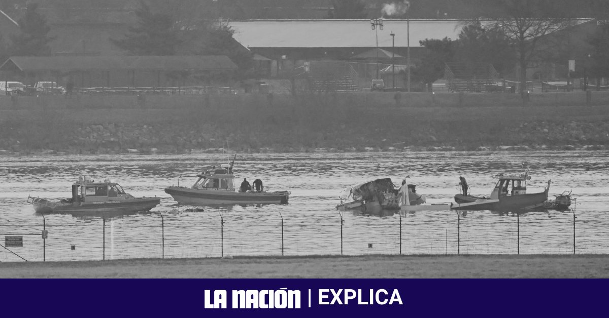 Rescatistas buscan restos del avión y helicóptero accidentados en el río Potomac tras una colisión aérea cerca del Aeropuerto Nacional Reagan.