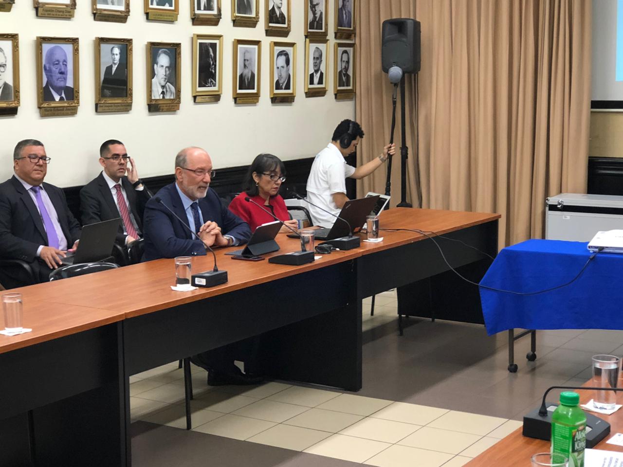 El rector de la UCR, Henning Jensen, compareció este lunes ante la Comisión que investiga el uso del FEES. Otros rectores lo precedieron, días atrás. Foto: Cortesía Asamblea Legislativa