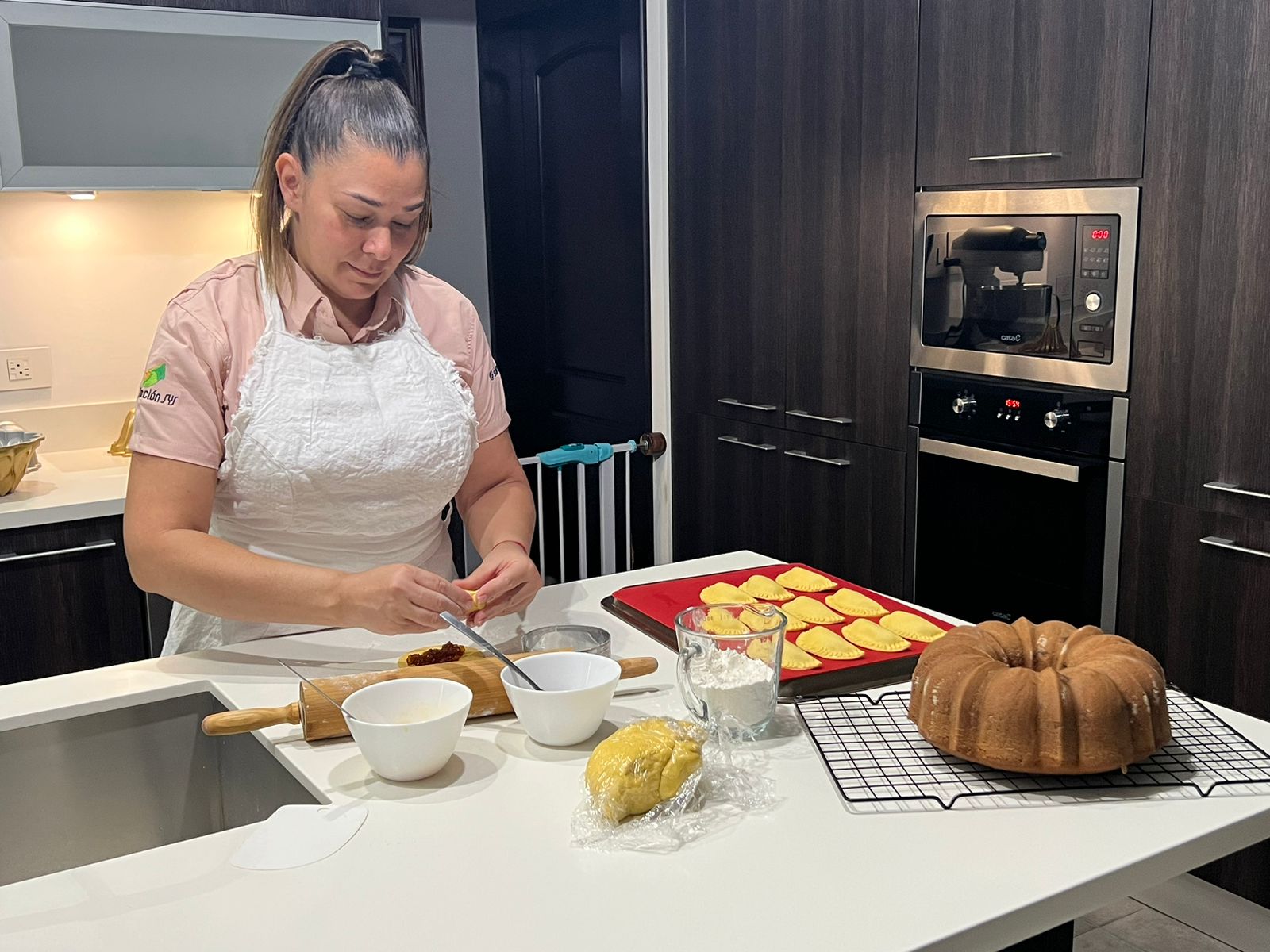 Tatiana Chavarría, vecina de Garabito, es propietaria de la pastelería By Tati. Ella no solo se queja por la escasez de la mantequilla, sino por el elevado precio de los huevos. Foto cortesía.
