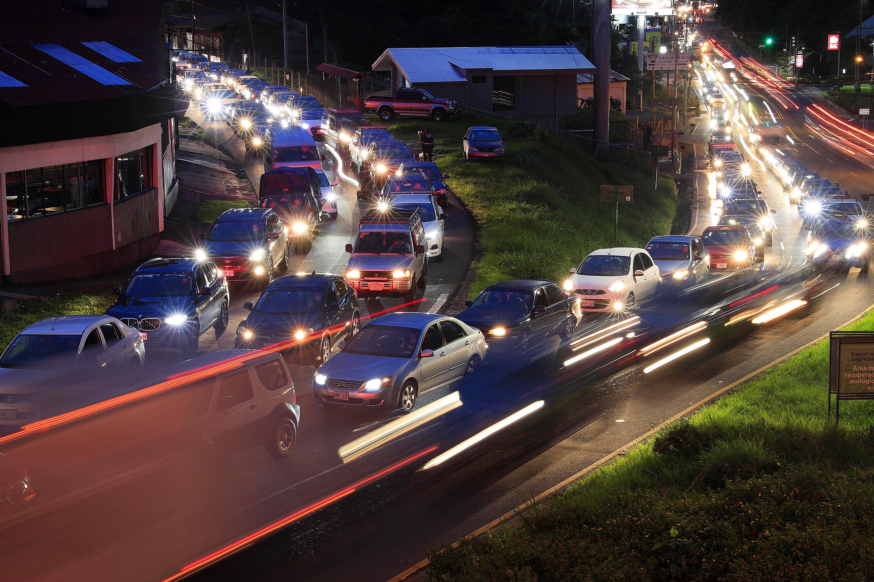 02/07/2021 Curridabat. El cruce de La Galera, donde por carretera se marca el inicio de la provincia de Cartago, lució así de saturado, como es costumbre en hora pico, este viernes al filo de las 6:00 p.m. La escena permite ilustrar lo que será la restricción vehicular sanitaria hasta el 11 de julio del 2021, donde se alternará entre las placas pares e impares en todo Costa Rica. Foto: Rafael Pacheco Granados
