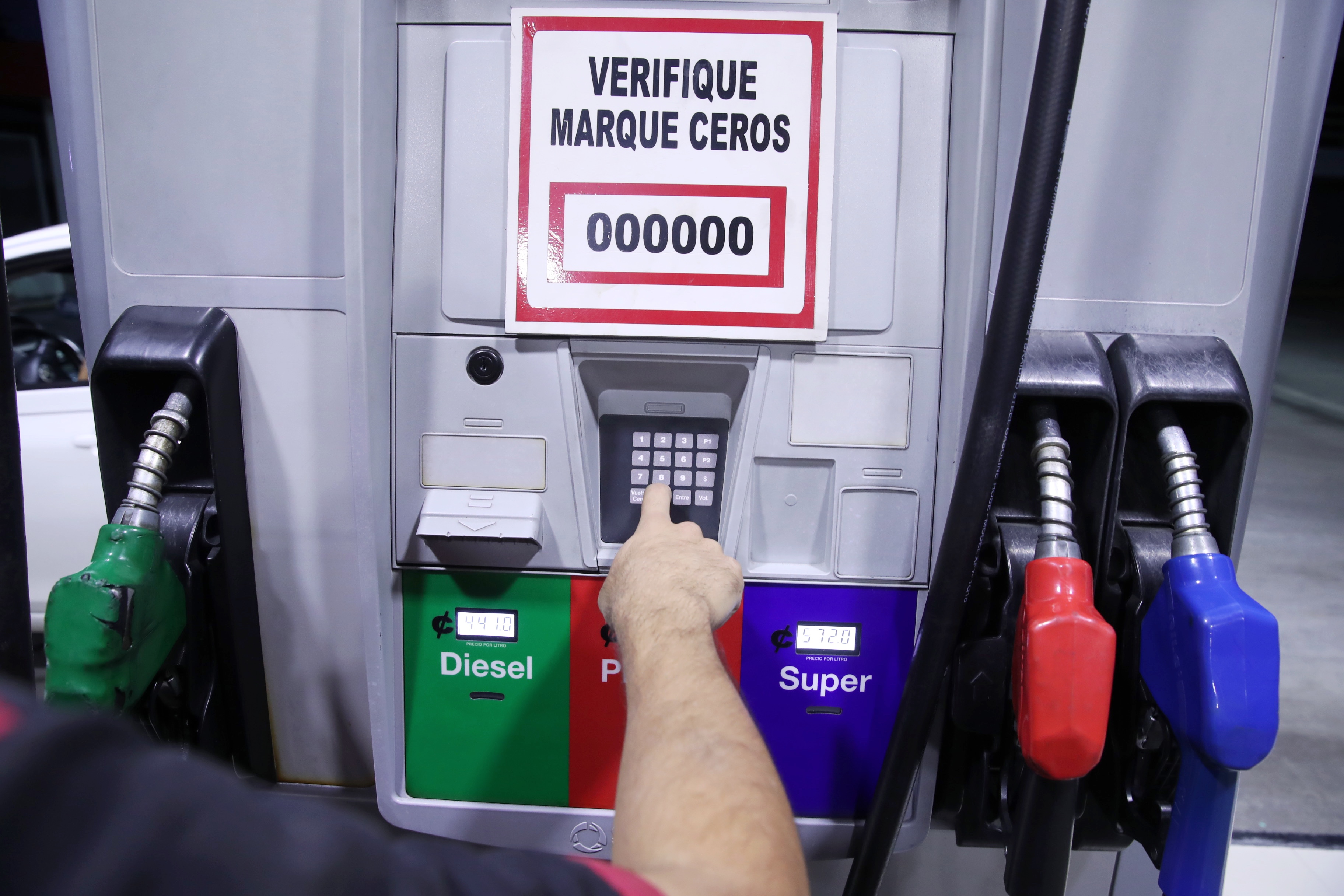 13/11/2020/ foto ilustrativa sobre Ajuste en la gasolina/ bomba de Tibás /Fotografia: John Durán
