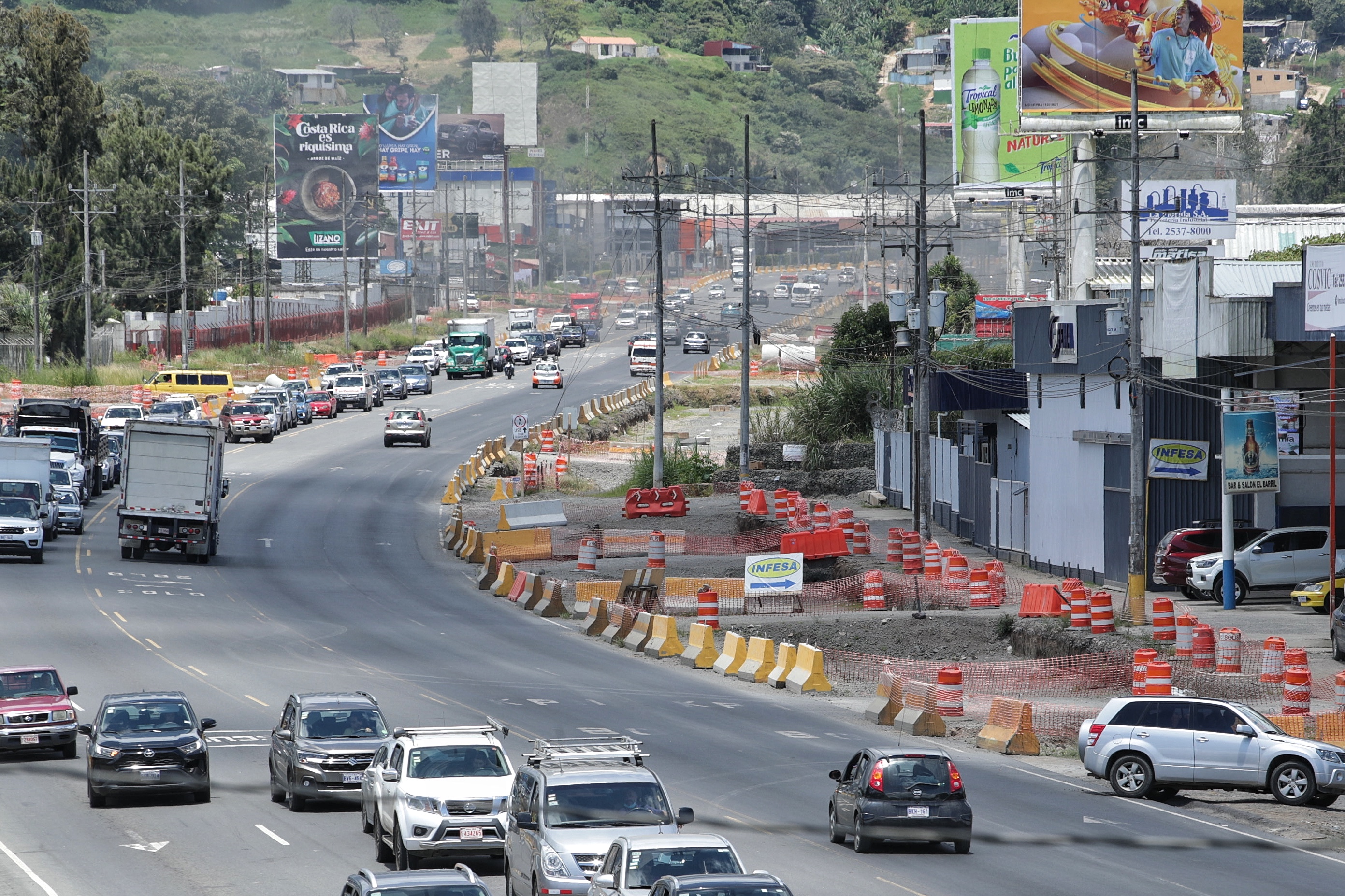 23/09/2021/ imágenes de la Paralización de trabajos y obras en las intersecciones de Taras y La Lima de a Cartago así como obra intermedia.