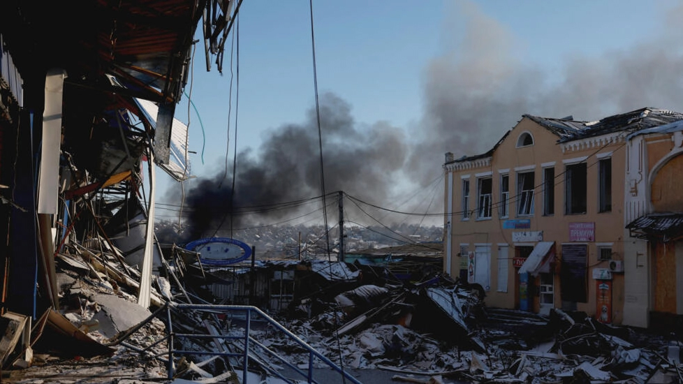 El humo sale de un ataque ruso durante el alto el fuego de 36 horas decretado por Putin con motivo de la Navidad ortodoxa en Bajmut, Ucrania, el 7 de enero de 2023.