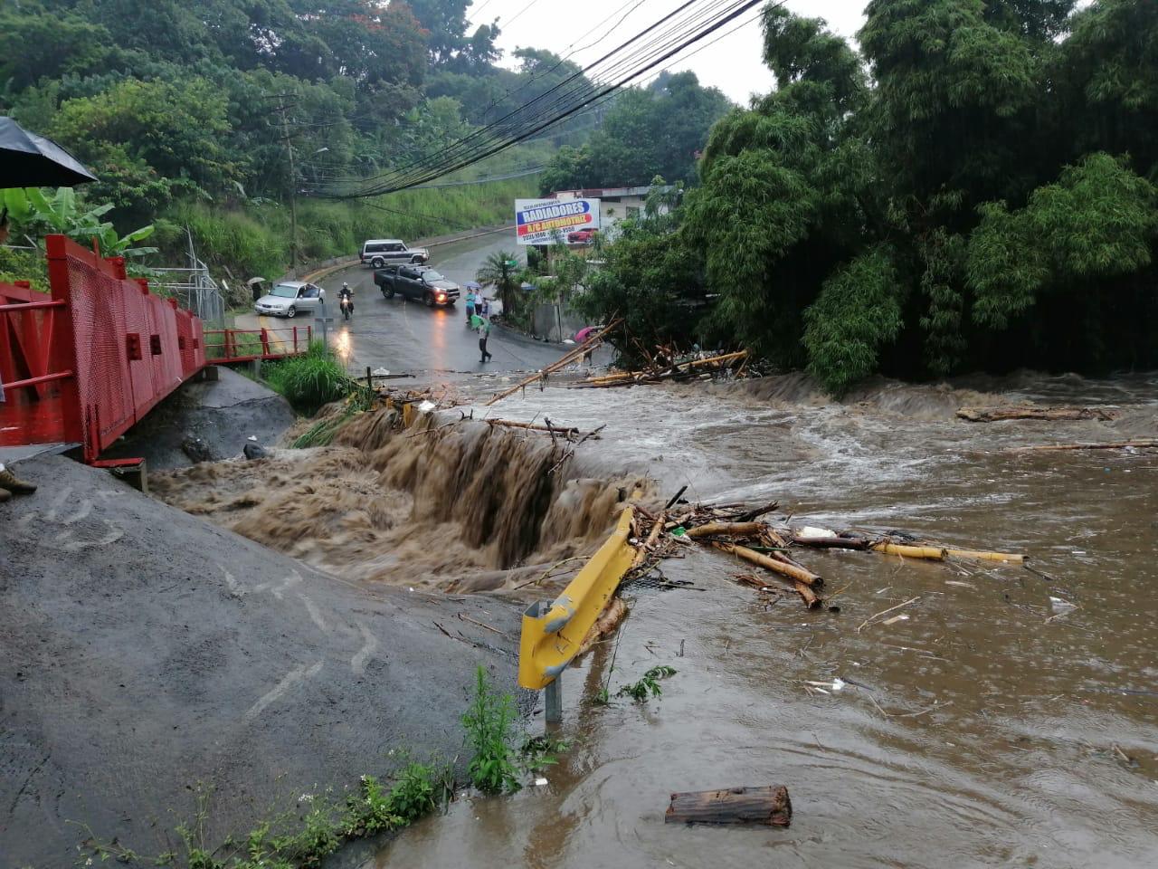 El desbordamiento del río Torres, en Bajo Los Ledezma, provocó el cierre de la vía. Foto: CNE para LN