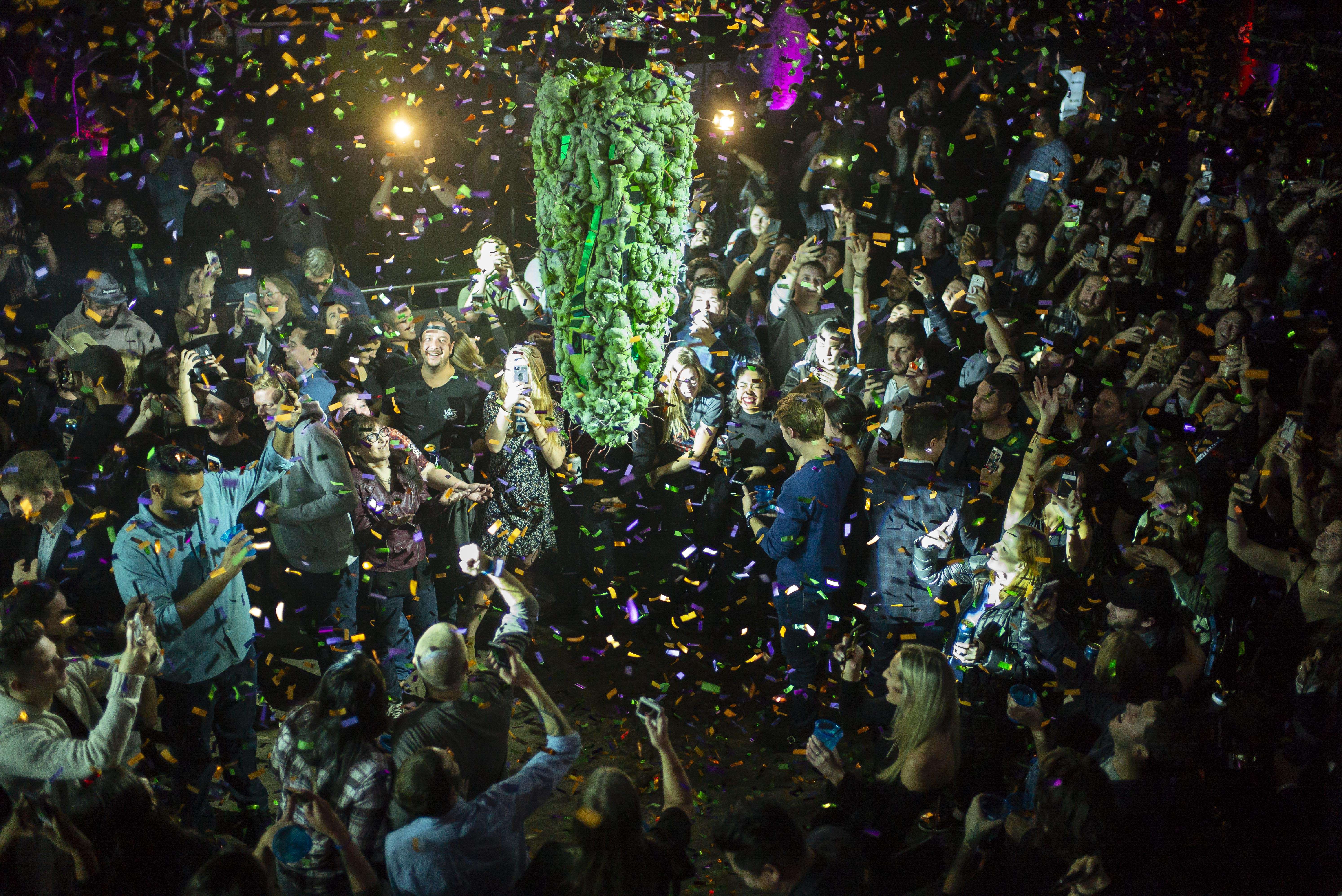 Los habitantes de Toronto se reúnen en una sala de conciertos local para ver la "caída de los cogollos" a la hora de la medianoche, en celebración de la legalización del consumo recreativo de cannabis el 17 de octubre de 2018 en Toronto, Canadá. AFP