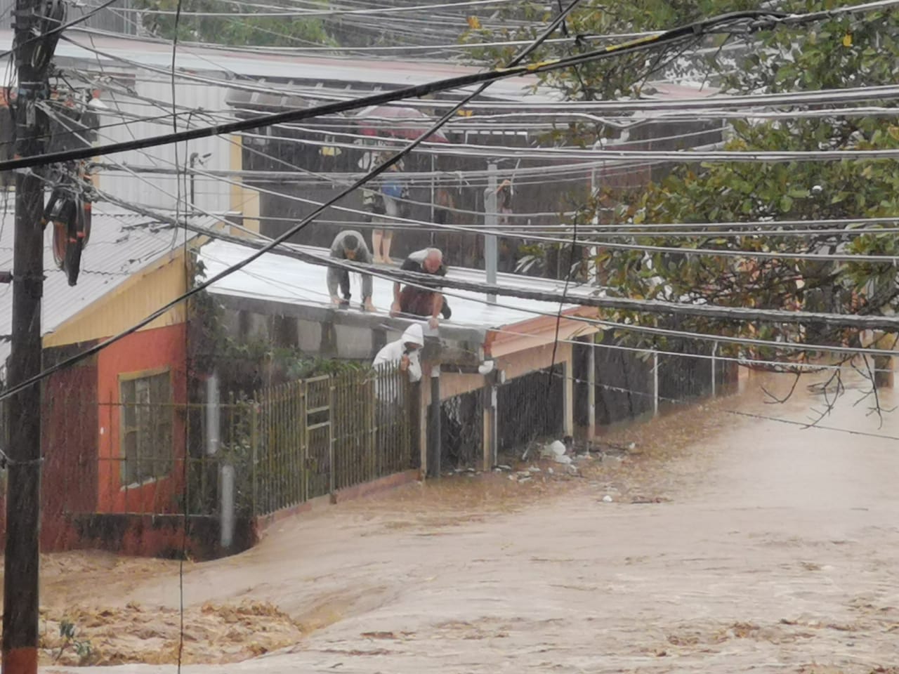 El río Cucubres se desbordó a su paso por Calle Fallas de Desamparados.