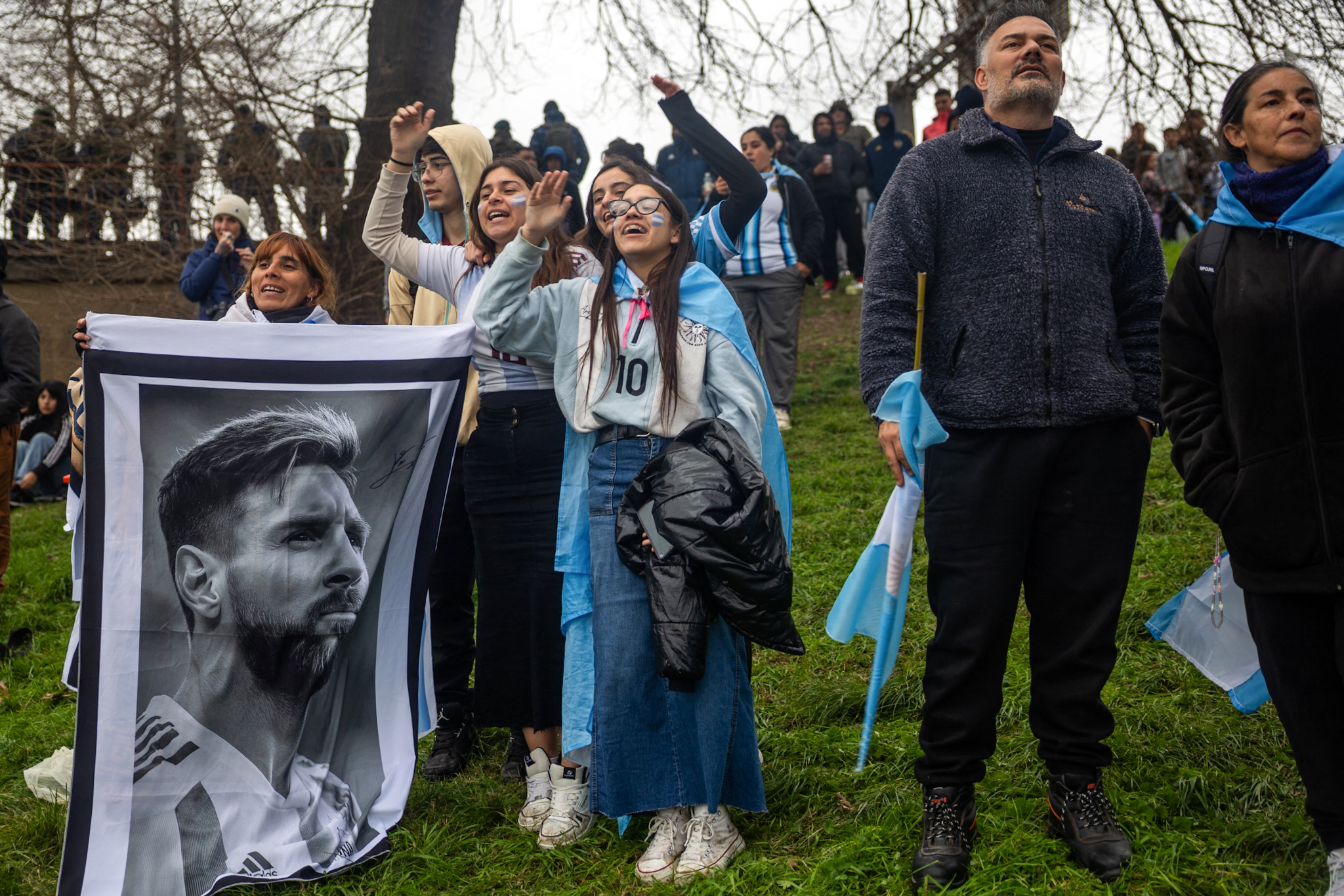 Estos aficionados mostraron un cartel con la imagen de Lionel Messi, cuando la Selección de Argentina volvió a Buenos Aires luego del Mundial 2026 a mitad de este año.