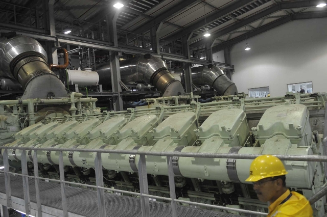 29 de setiembre del 2010, Puntarenas, San Isidro de Montes de Oca, Proyecto Planta Trmica Garabito del ICE que generar electricidad mediante la combustin de derivados del petrleo ( energa trmica ), en la imagen se encuentran cinco motores que los expertos Alemanes realizan pruebas para calibrar / caravaca