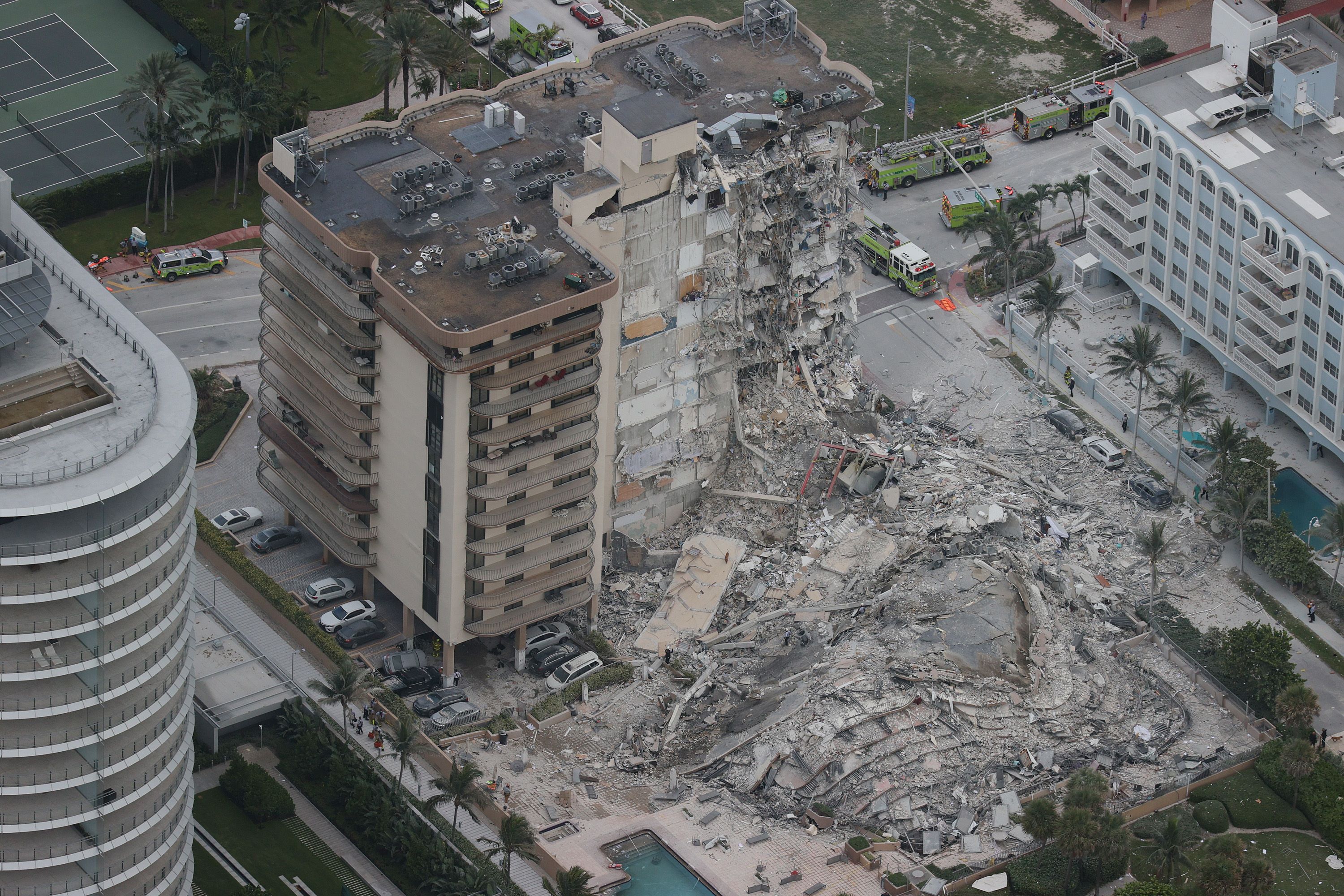 SURFSIDE, FLORIDA - JUNE 24: Search and rescue personnel work in the rubble of the 12-story condo tower that crumbled to the ground during a partially collapse of the building on June 24, 2021 in Surfside, Florida. It is unknown at this time how many people were injured as search-and-rescue effort continues with rescue crews from across Miami-Dade and Broward counties. Joe Raedle/Getty Images/AFP
== FOR NEWSPAPERS, INTERNET, TELCOS & TELEVISION USE ONLY ==