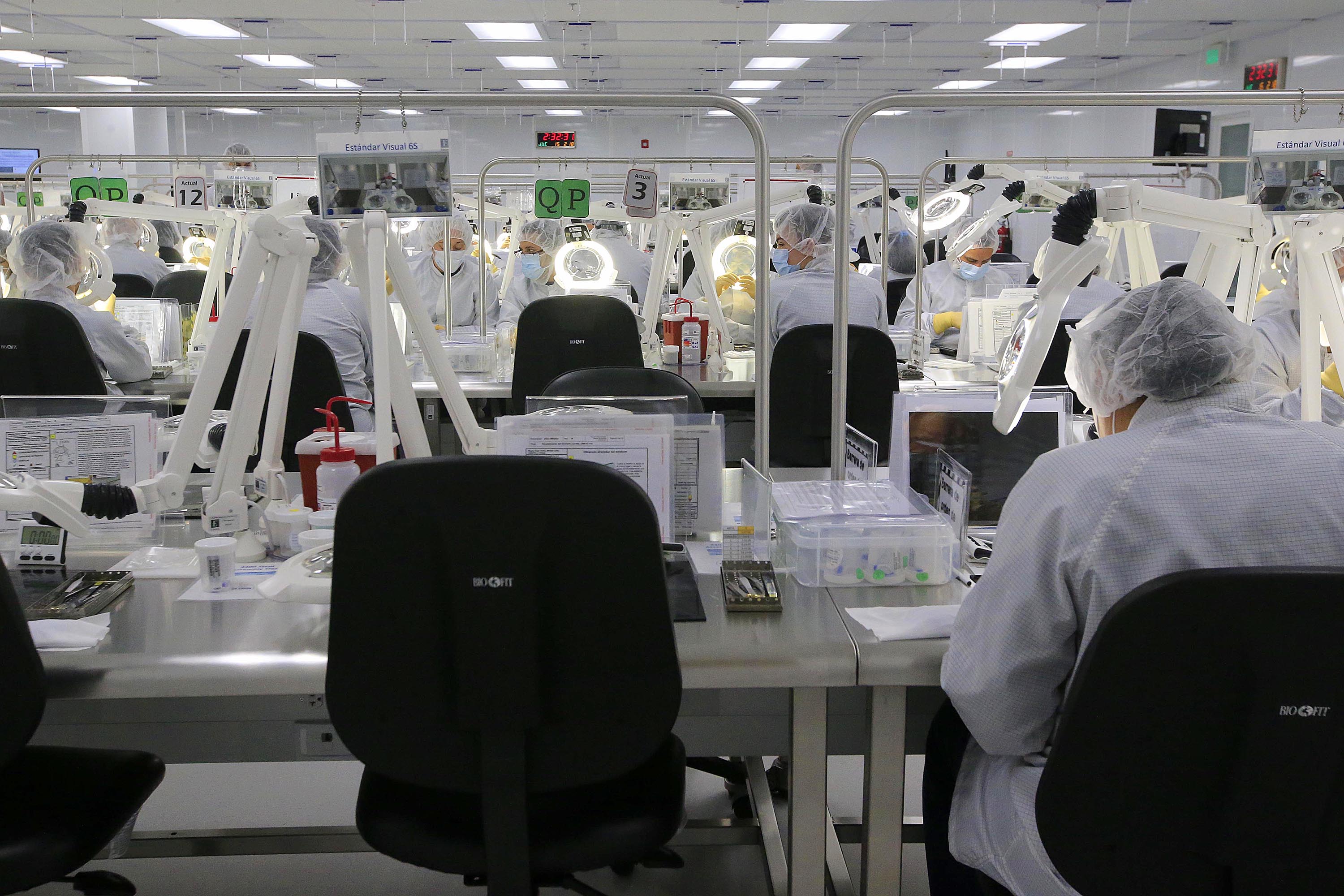 El sector de manufactura está entre las actividades que ya superaron su nivel de producción prepandemia, según el Banco Central. En la imagen, empleados de Edwards Lifesciences, en febrero del 2018.