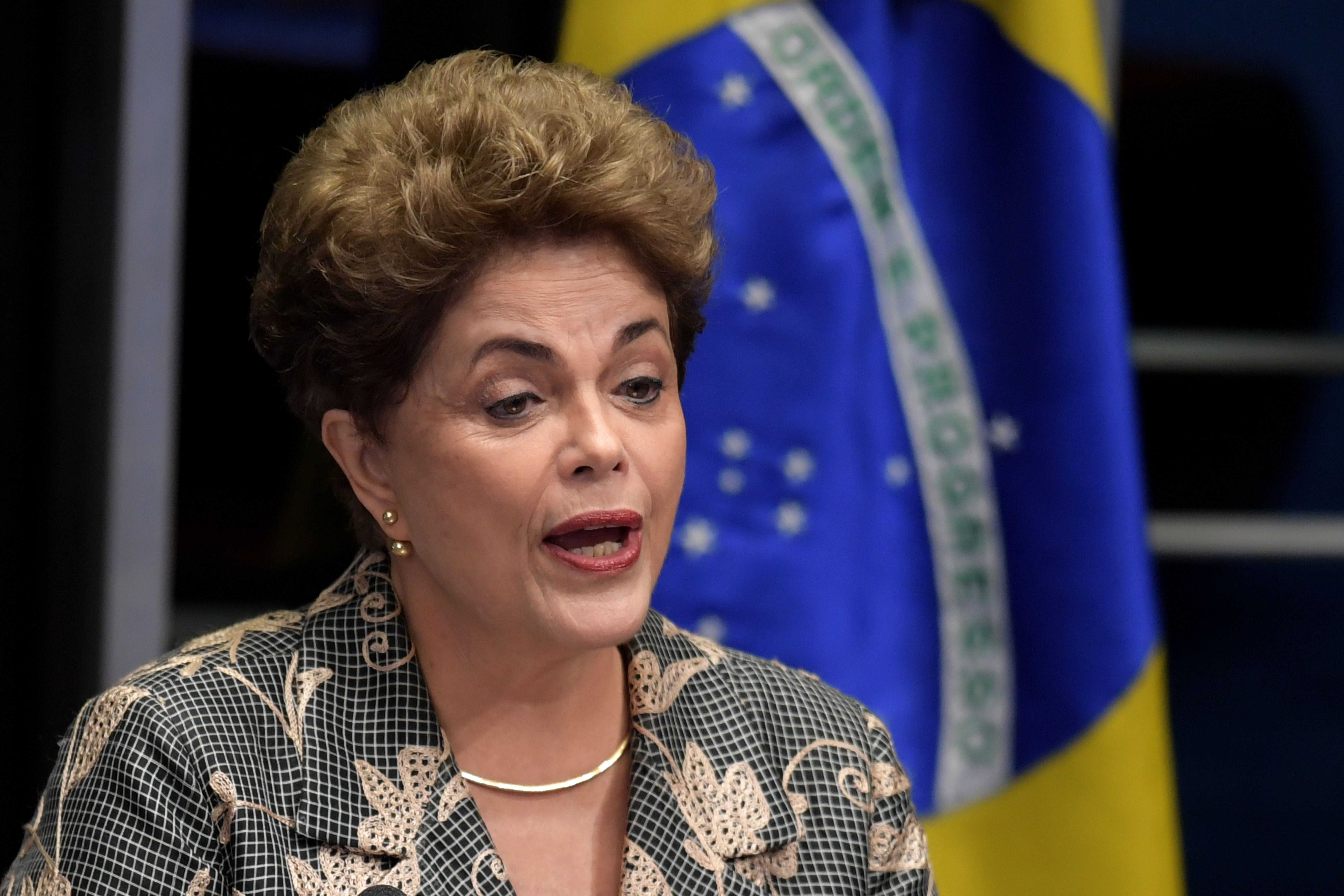 Dilma Rousseff se defiende este lunes ante el Senado, en su intento por prevalecer en la presidencia de Brasil.