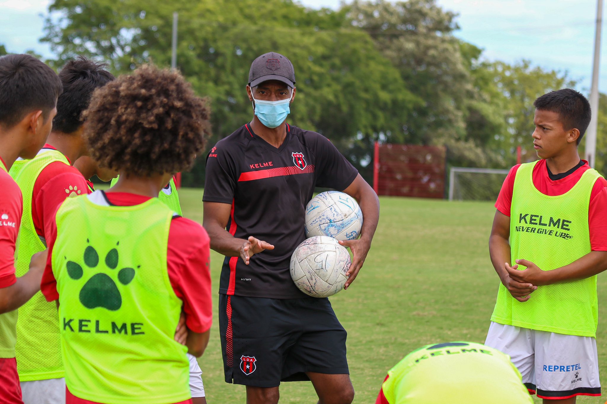 Júnior Díaz disfruta trabajar con los cachorros del semillero rojinegro.
