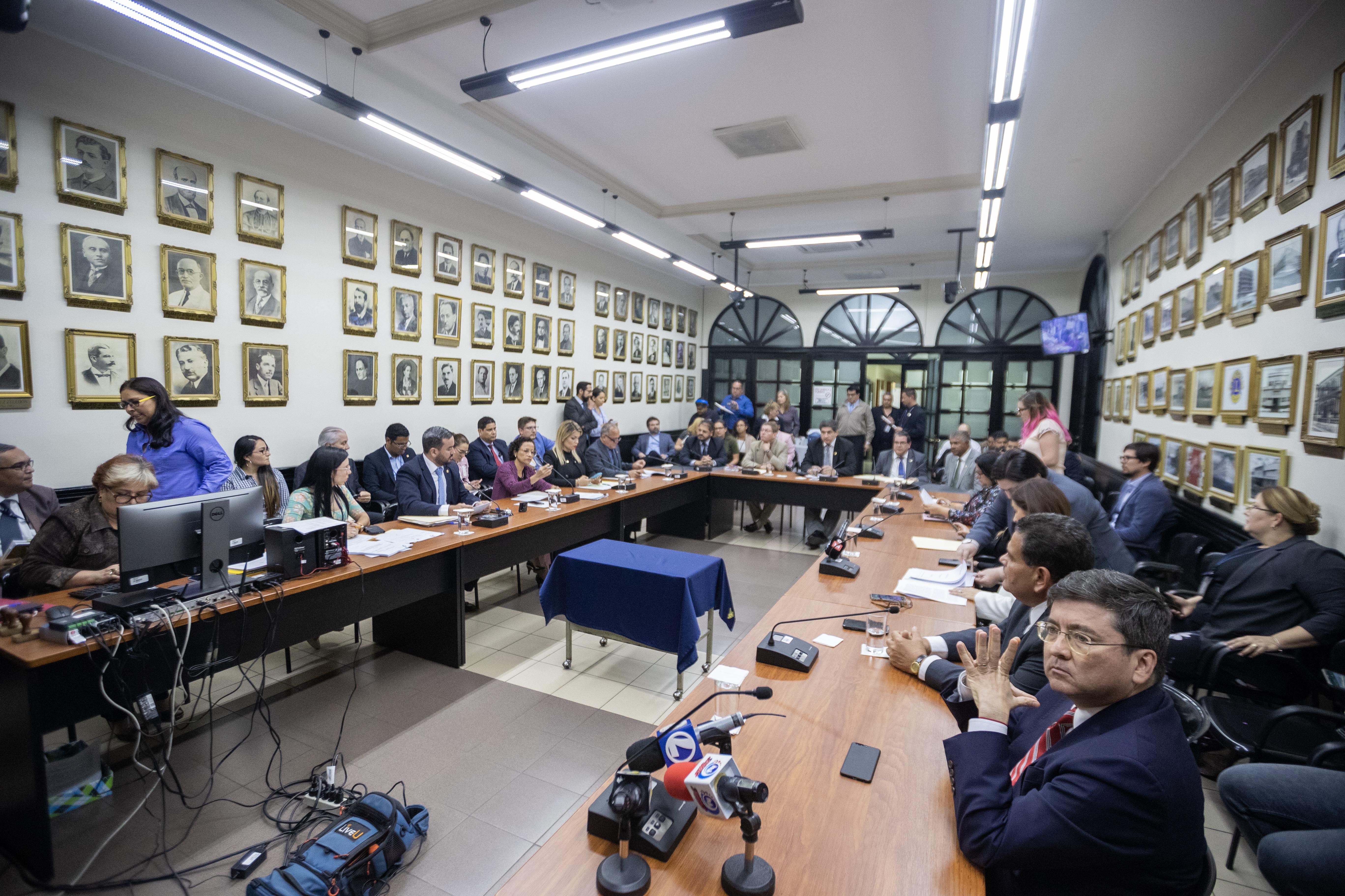 23/04/2019. Asamblea Legislativa, San José, Costa Rica. Informe final de Ingreso y Gasto sobre el caso del "hueco presupuestario" heredado por la administración Solís Rivera.. Fotográfia: Alejandro Gamboa Madrigal
