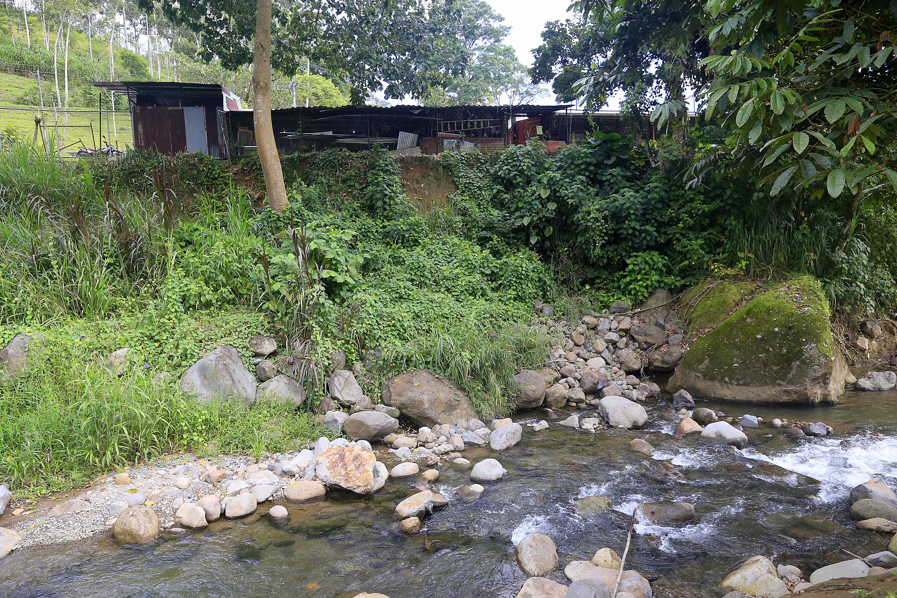 14/11/2019 Escuela María Auxiliadora, Las Vueltas, Tucurrique, Jiménez de Cartago. Esta escuela necesita nueva infraestructura desde el 2008 pues el río está socavando una de las paredes traseras (en la foto) y es un peligro. Y ahora que por fin lograron que el Mep les comprara un terreno, por el cual se gastaron más de 25 millones, no se puede usar pues tiene una naciente. Foto: Rafael Pacheco
