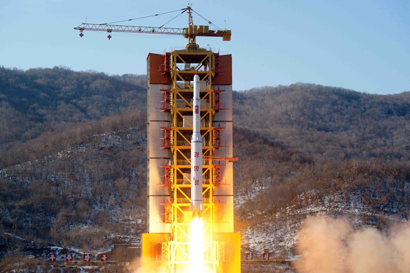 El cohete que llevaba el satélite de observación Kwangmyong 4 comenzaba el domingo su despegue desde la rampa de lanzamiento. La fotografía la proporcionó la Agencia Central de Noticias de Corea (KCNA) del régimen de Pionyang. | AFP