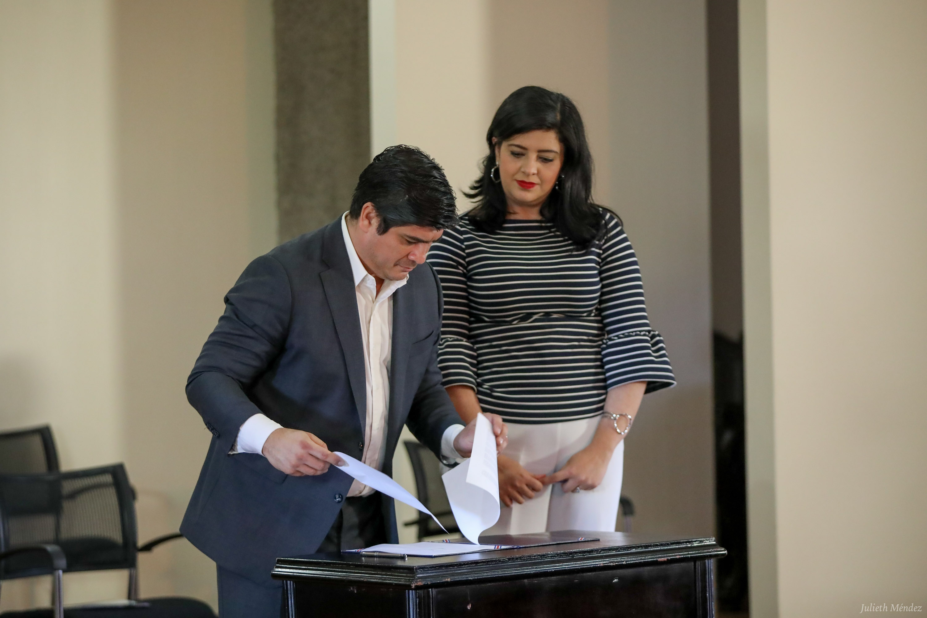 18/03/2020. Conferencia de prensa en Casa Presidencial en relación al coronavirus covid-19, en la foto el Presidente Carlos Alvarado, a su lado Pilar Garrido ministra de Planificación. Foto Presidencia