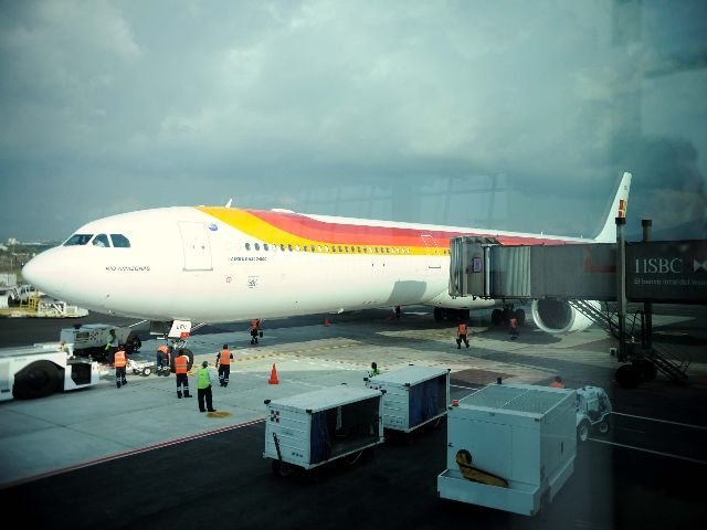 30/3/11. Aeropuerto Juan Santamaria. El avion de Iberia utiliza una manga diseada especial para aviones Grandes, esto en el Gate 2.
Foto: Eyleen Vargas