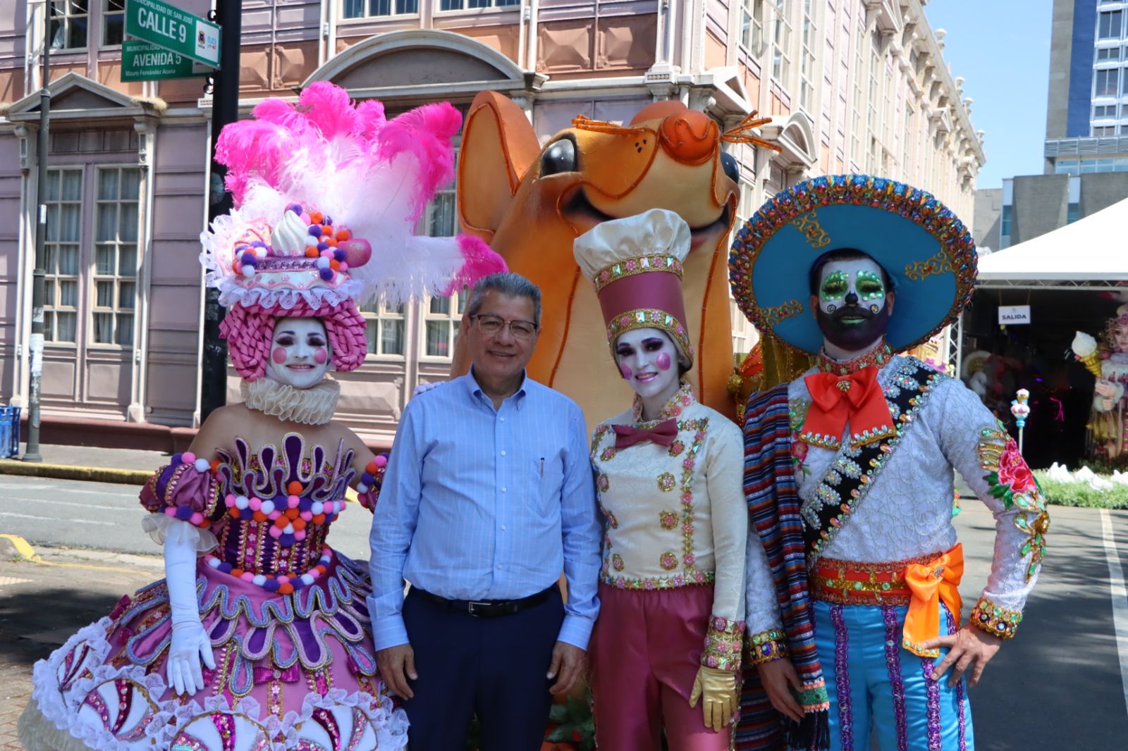 Jorge Villalobos (camisa de botones) es uno de los gestores del Festival de la Luz. Acá comparte con algunos actores. Foto: Cortesía Municipalidad SJO