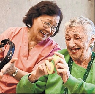 Realizar actividades constantemente y compartir con otras personas puede retrasar síntomas. ADI PARA LN Ancianos, Tercera Edad, Enfermedades, Alzhéimer