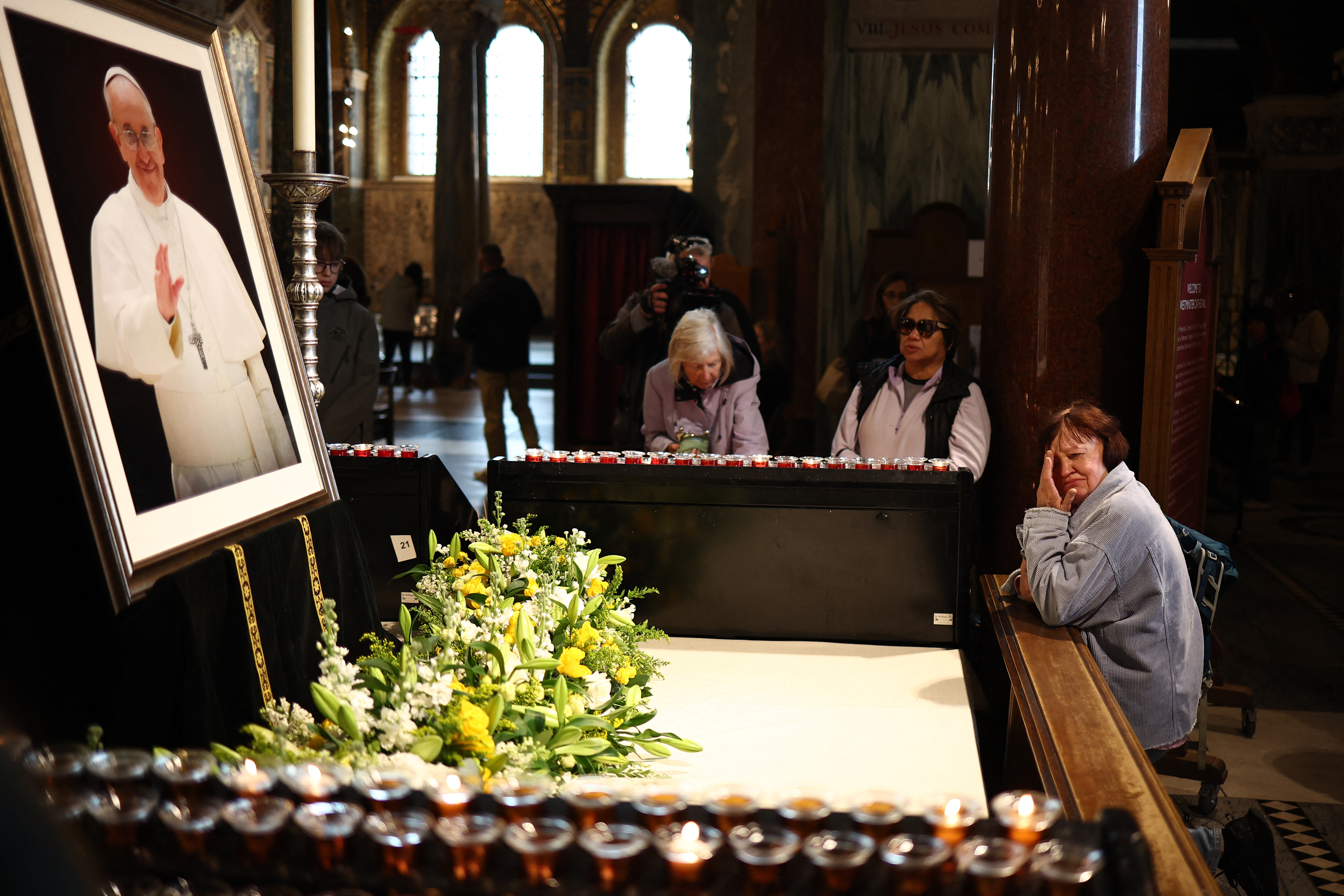 Este 21 de abril de 2025, muchas personas rinden homenaje en la Catedral Metropolitana de la Preciosísima Sangre, conocida informalmente como la Catedral de Westminster, en el centro de Londres, tras la noticia del fallecimiento del papa Francisco. Fotografía: