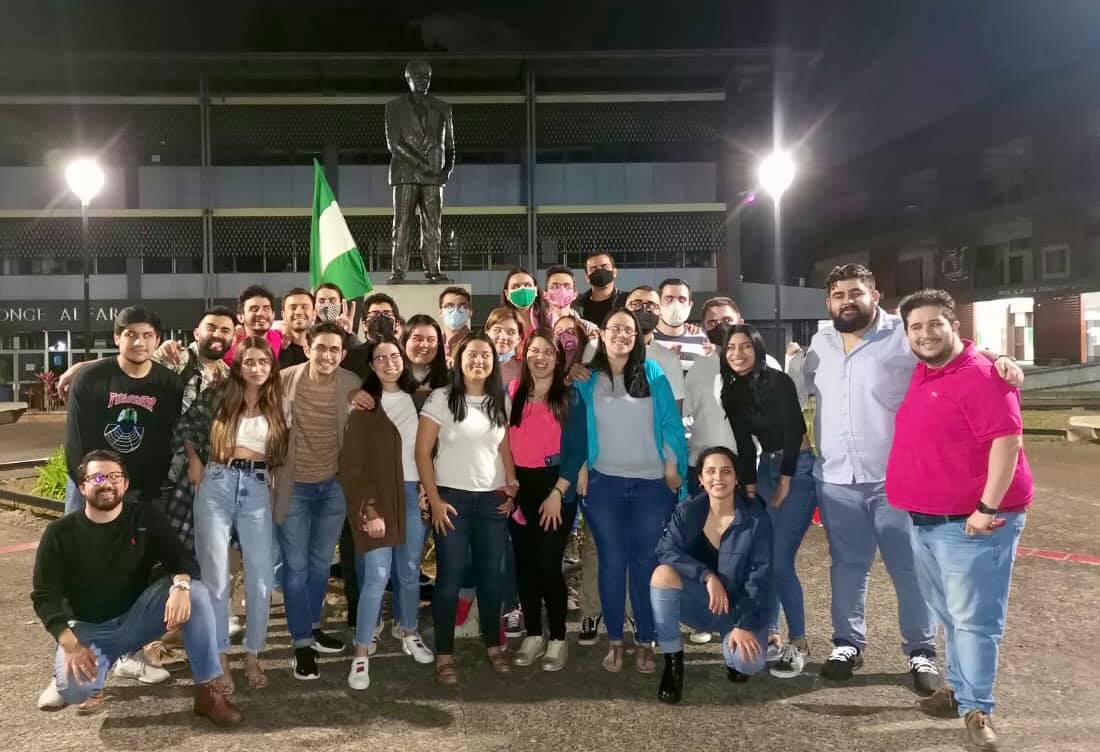 Luego de las votaciones, varios partidarios de U! se tomaron esta fotografía en el campus de la UCR sin acatar las medidas de uso de mascarilla y distanciamiento social para prevenir la covid-19. Foto: Reproducción