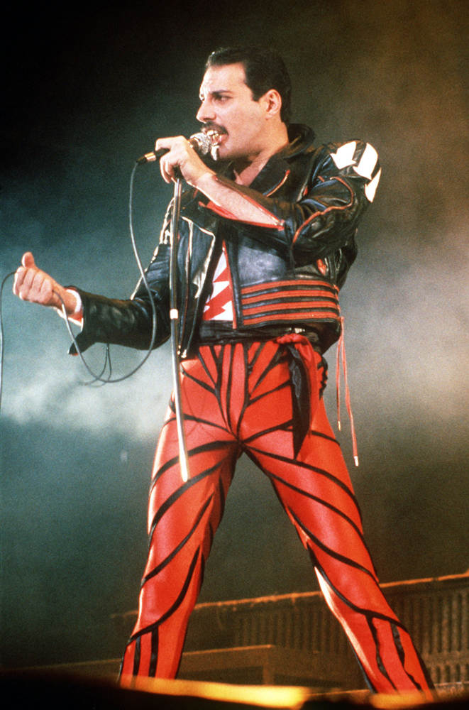 Mercury defendía la idea de que los conciertos de Queen eran más que una interpretación musical: eran un espectáculo teatral. Sobre el escenario, el cantante hacía un despliegue de energía que enardecía al público. AP Photo/Gill Allen