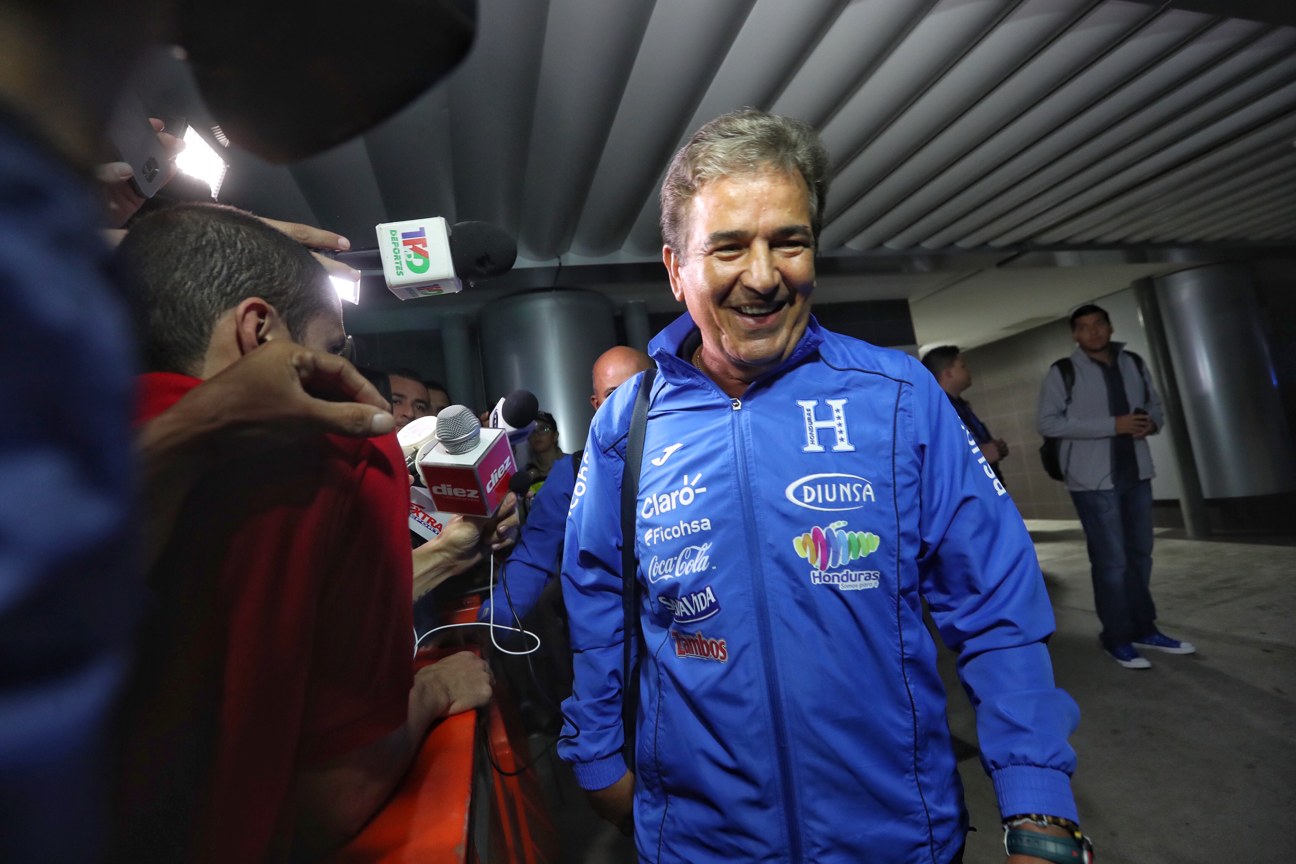 Jorge Luis Pinto llegó con una gran sonrisa.