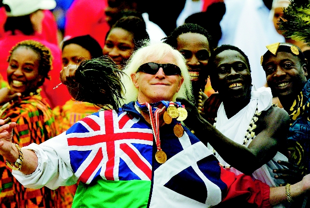 Aún muchos años después de que sus programas salieran del aire, Jimmy Savile era toda una celebridad. La fotografía es de junio del 2002, durante la celebración del Jubileo de Oro, en Londres. AFPGenio y figura.