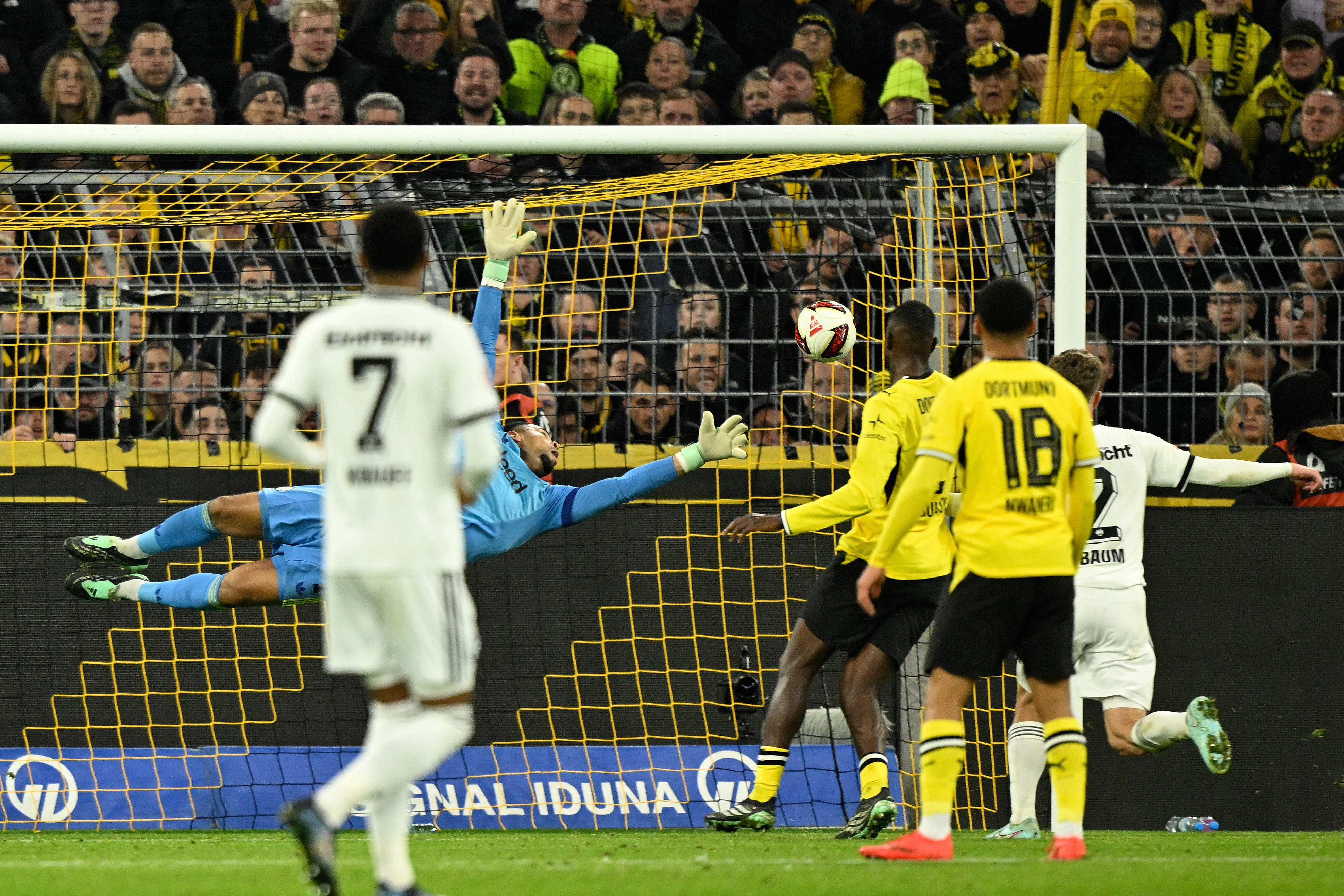 Este es el gol del Borussia Dortmund, marcado por Maximilian Beier, que le dio la victoria ante el Eintract Frankfurt. El arquero Noah Atubolu nada pudo hacer.