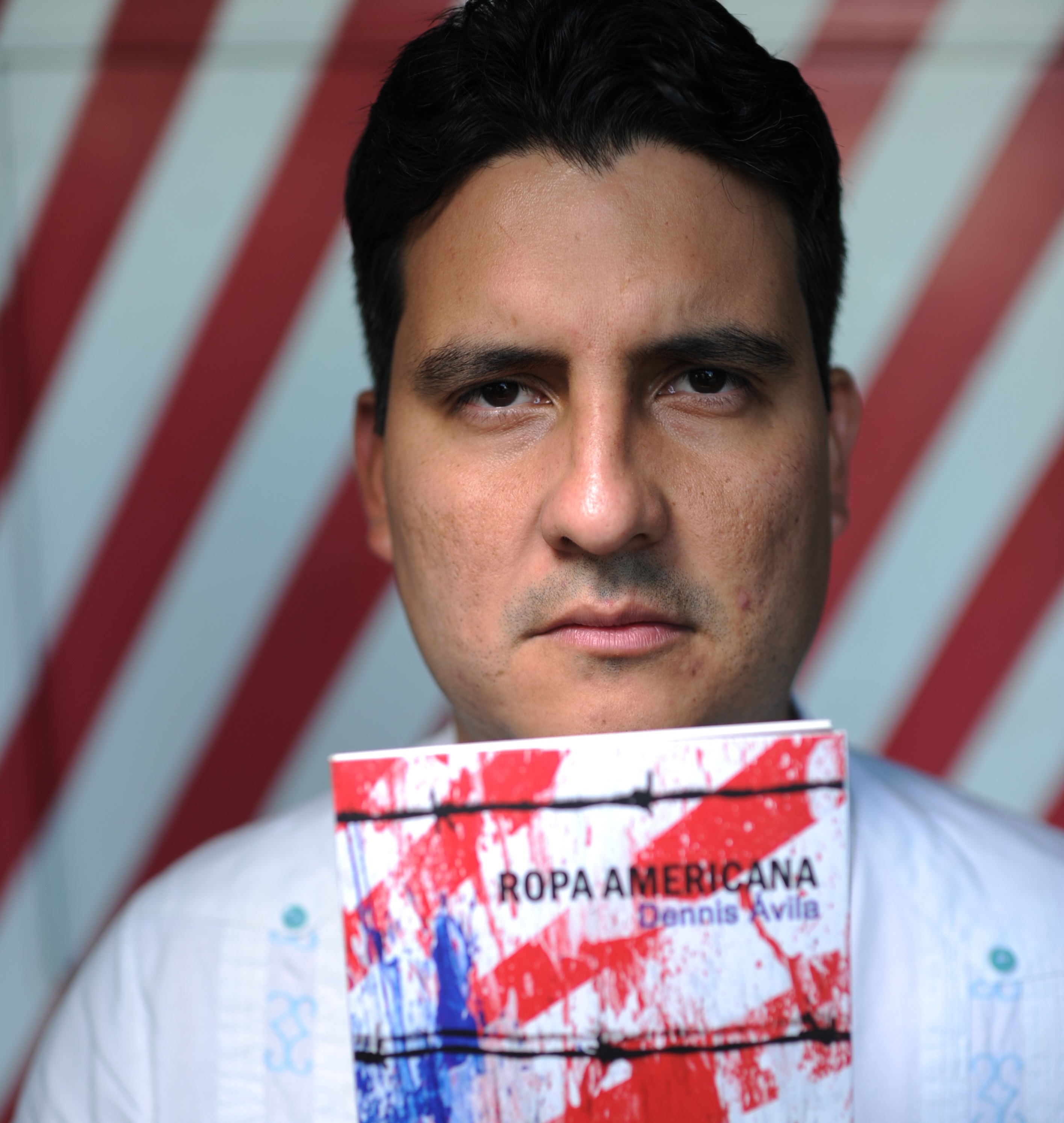 05/11/2018. GN Estudio, San José, Costa Rica. Retratos al Escritor Dennis Ávila, Libro Ropa Americana. Fotografía: Jorge Navarro