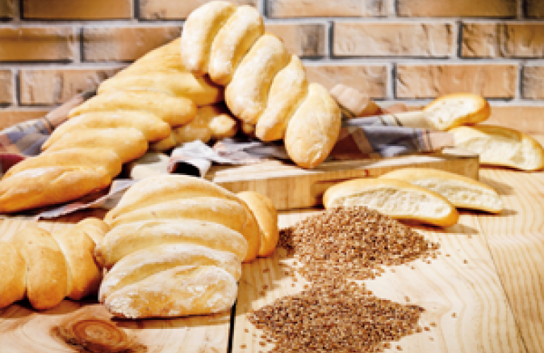 La canasta básica actual contiene 195 productos, divididos en partidas. Uno de los productos es el pan de manita. Foto: Archivo.