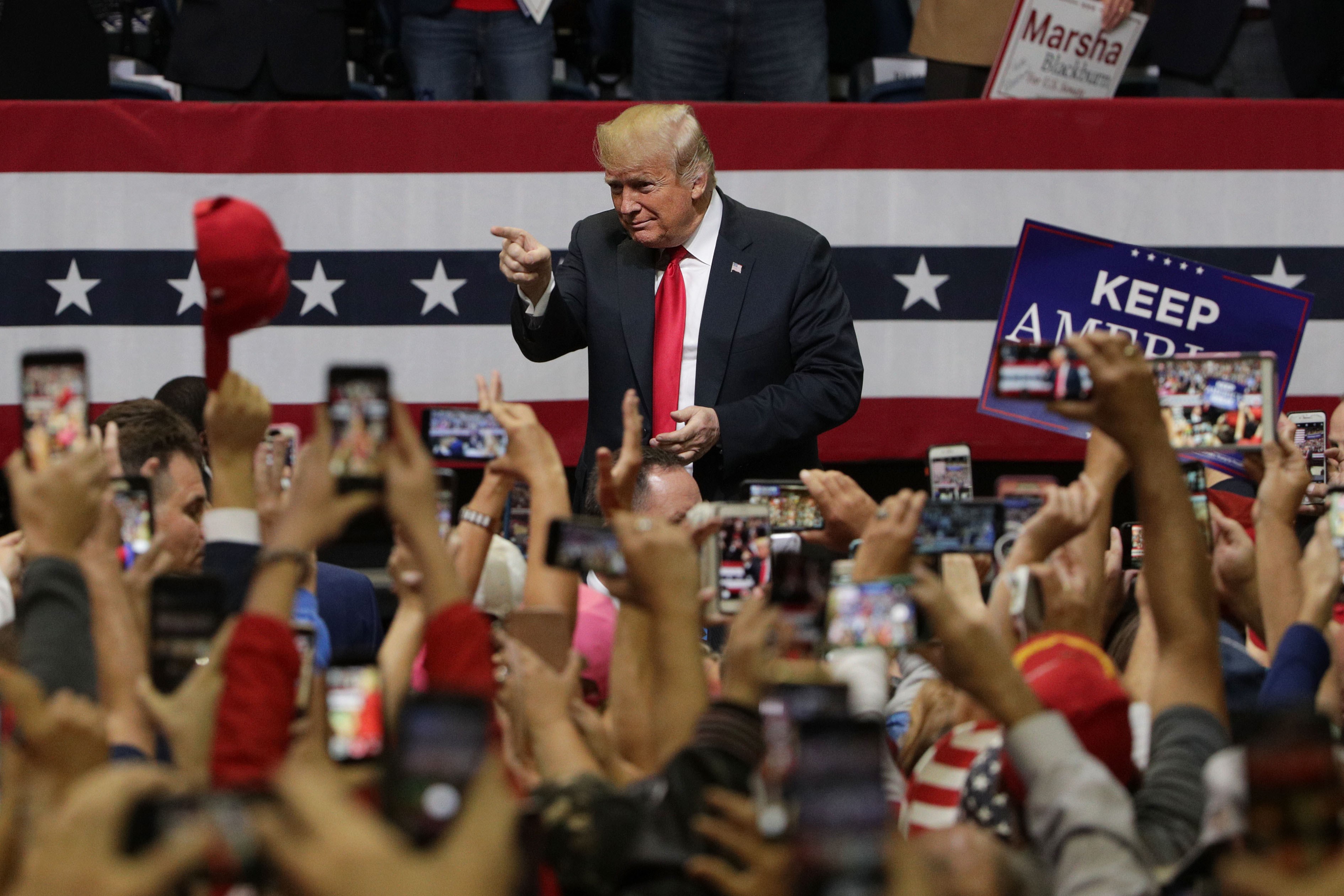 El presidente Donald Trump participó, este domingo, en un mitin en el cierre de campaña de las elecciones de medio periodo. La actividad se efectuó en Macon, Georgia. Chattanooga, Tenesí. Foto: AFP