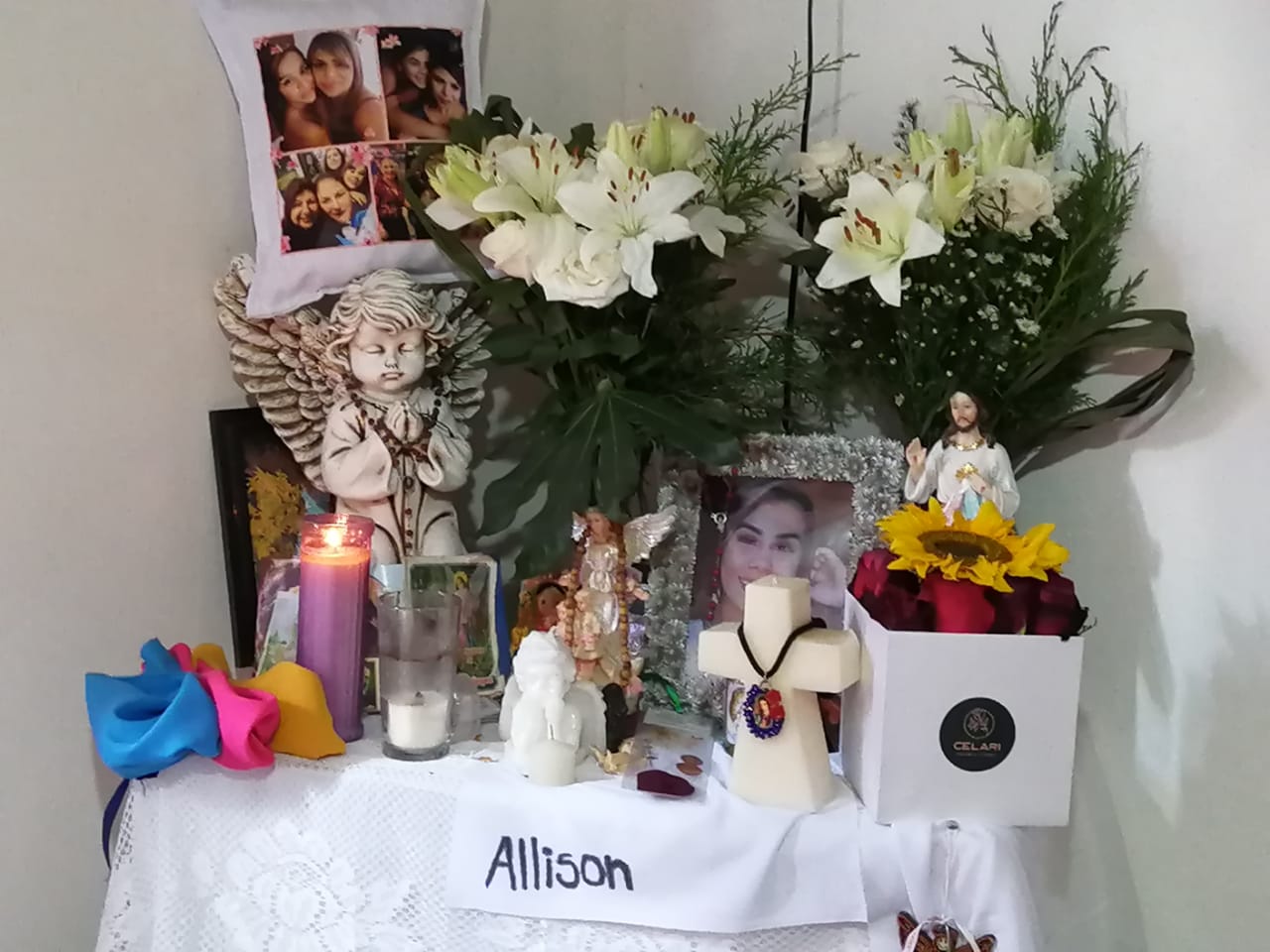 Flores y cartas fueron recibidas este sábado por Yendry Vásquez, madre de Allison Bonilla. Foto: Keyna Calderón, corresponsal GN