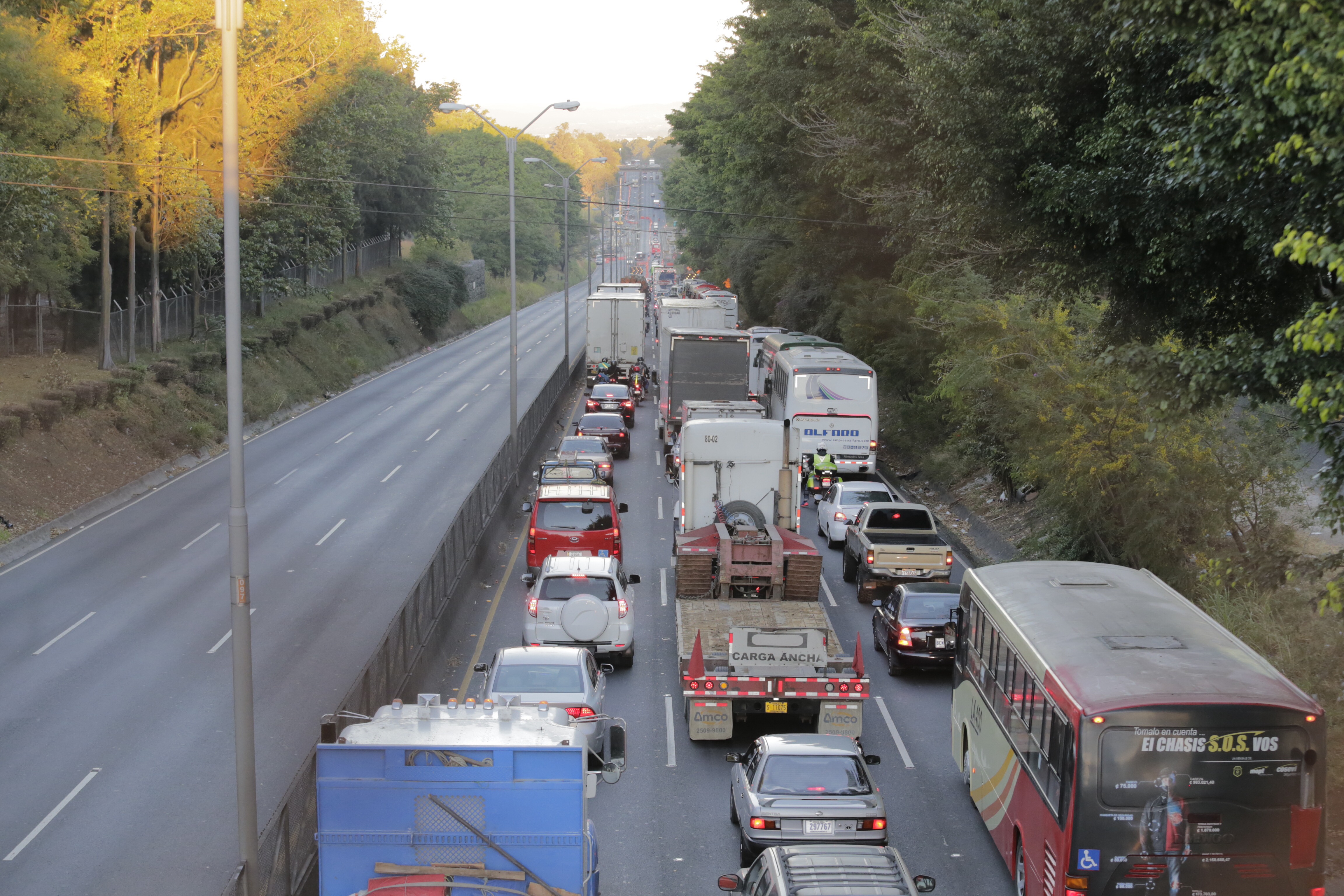 Así luce la autopista General Cañas desde el puente del INA.