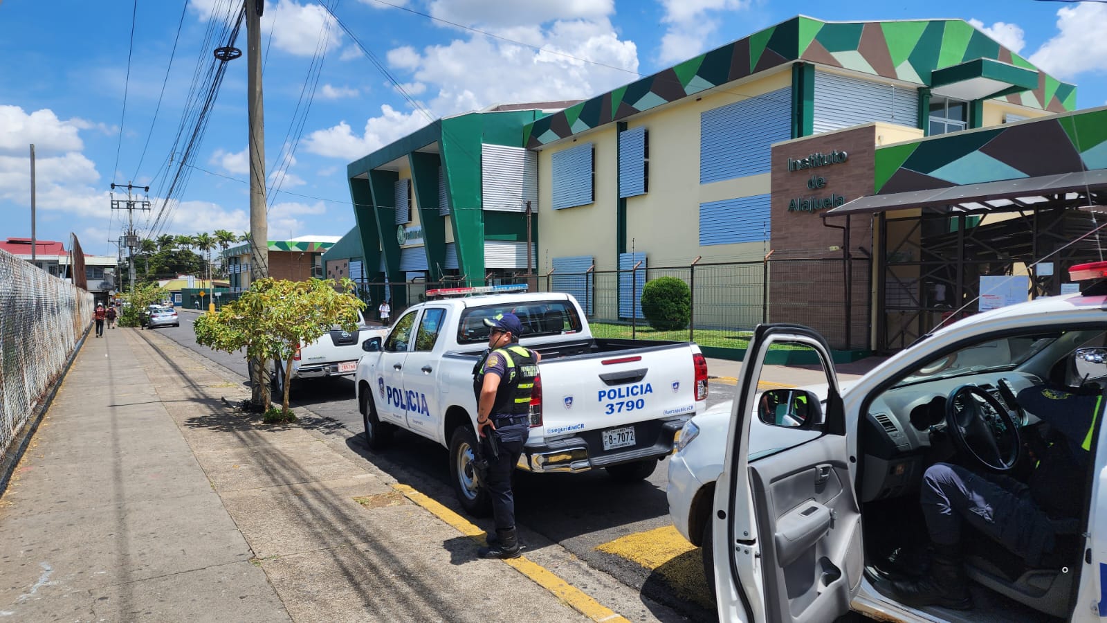 El Instituto de Alajuela fue uno de los centros educativos donde se activó el protocolo por amenaza de tiroteo esta semana. (Francisco Barrantes)