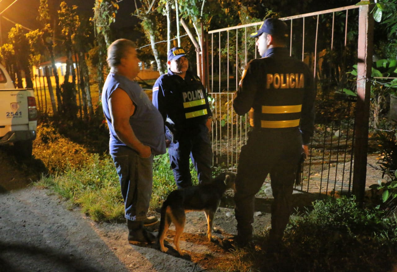 La Policía custodió la vivienda en la que ocurrió el feminicidio. Foto: Reyner Montero, corresponsal GN