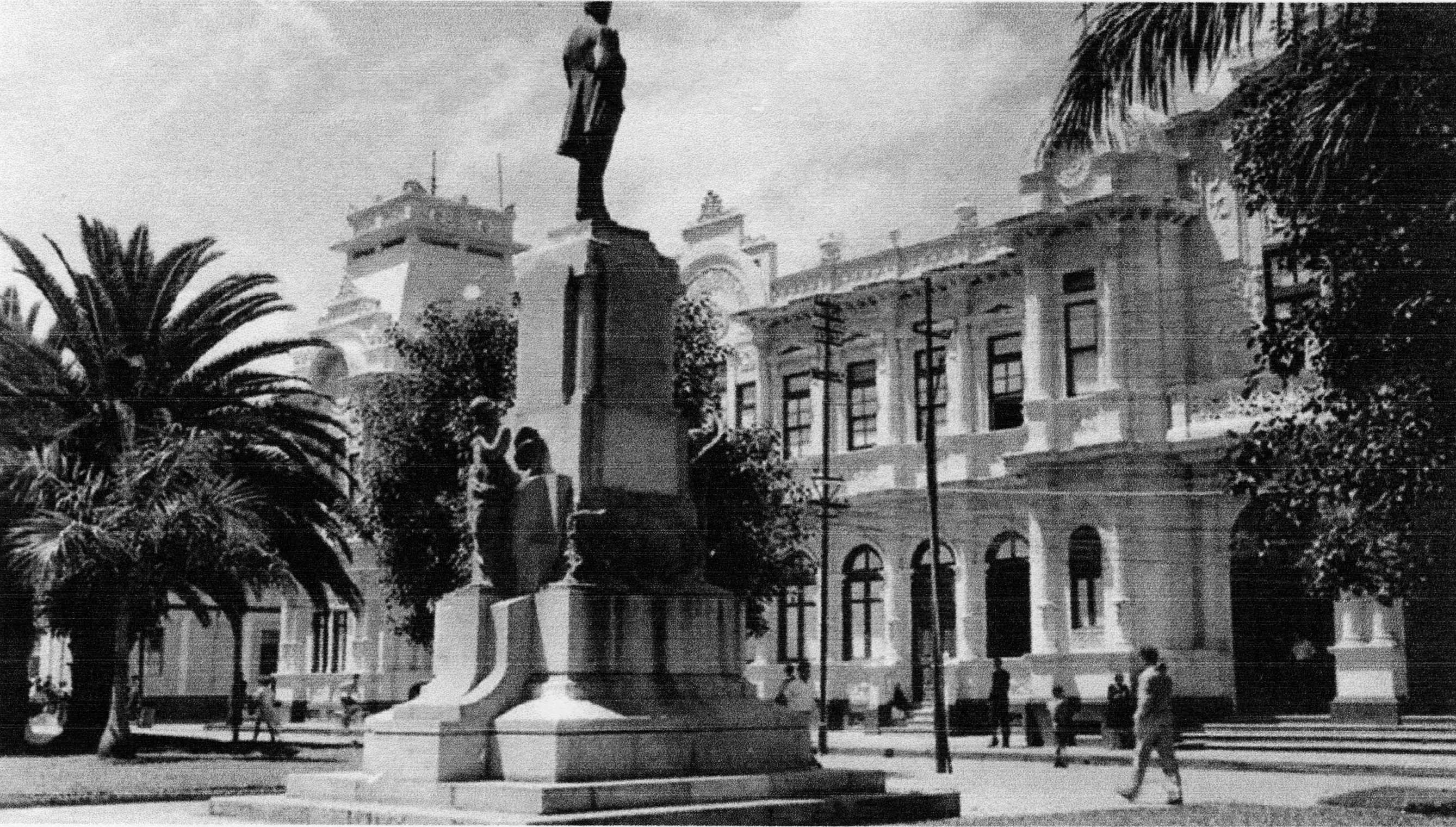 El monumento a Juan Rafael Mora, frente al edificio de Correos y Telégrafos
desde 1929. Fotografía de autor no determinado. Andrés Fdez. para LN.
