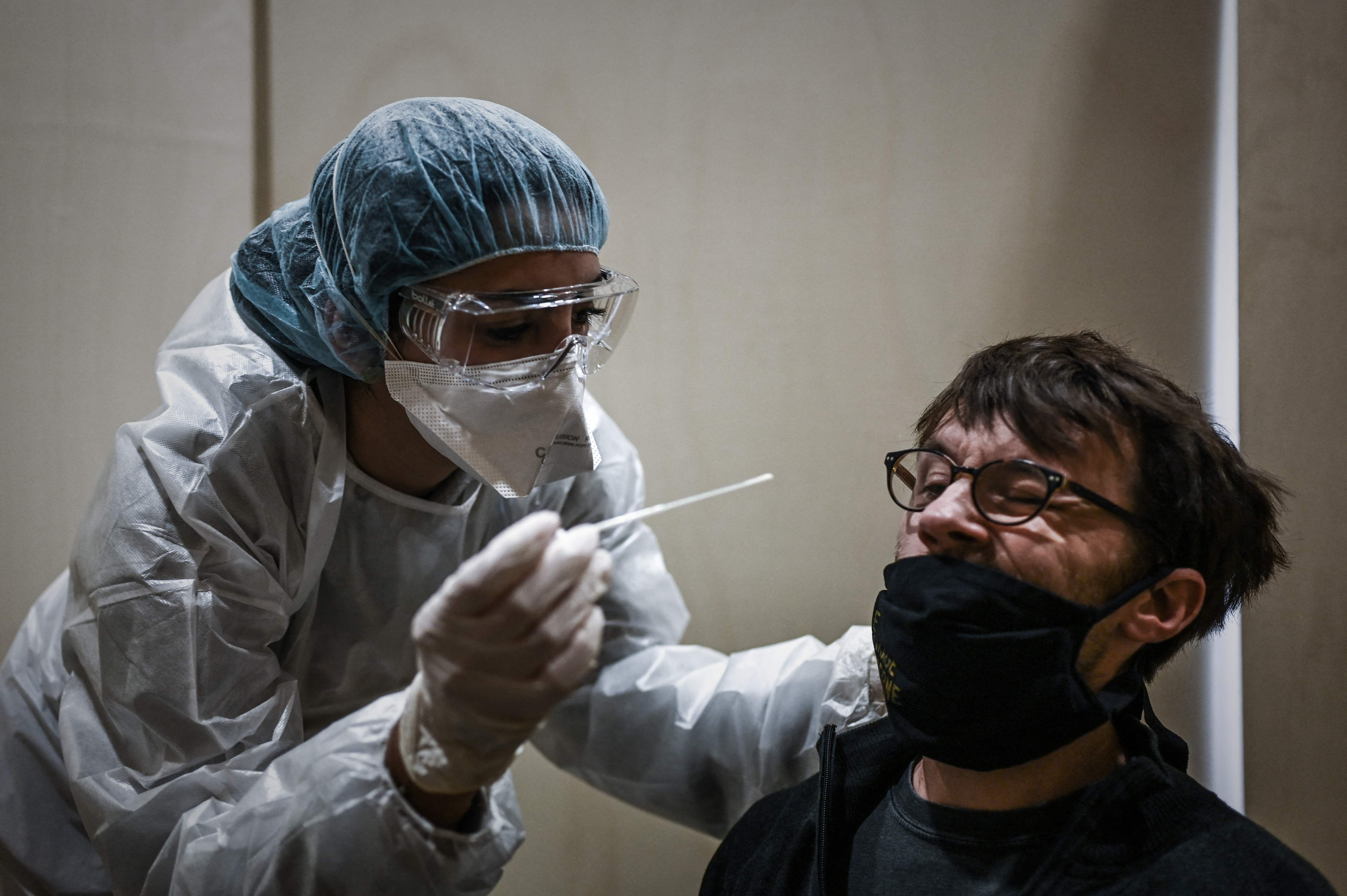 A medical staff member tests a patient against the Covid-19 in the Bacalan neighbourhood of Bordeaux, south-western France, on May 23, 2021, after some 50 people have been tested positive for a "very rare" variant of coronavirus in the area. - All adult residents of the city's northern Bacalan neighbourhood will be granted "unconditional" access to vaccinations, "this weekend or at worst early next week", said Patrick Dehail, medical advisor to the regional health authority. (Photo by Philippe LOPEZ / AFP)