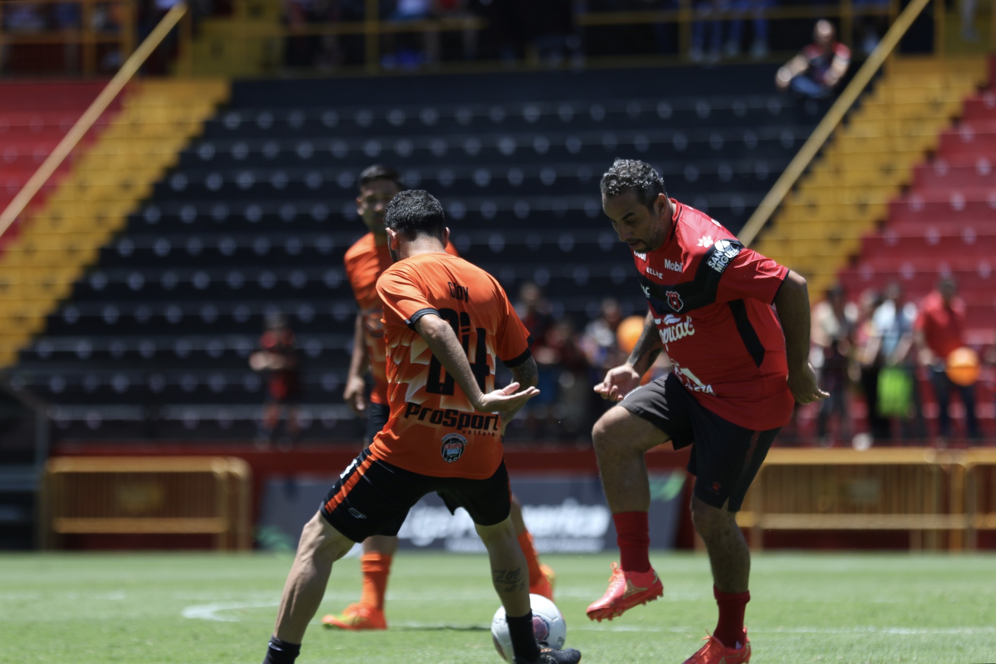 Alejandro Alpízar sigue siendo peligroso frente al marco. Él jugó con las leyendas de Alajuelense en el partido de fútbol 7 el Día del Liguismo.
