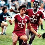 Alexandre Guimaraes celebra con Enrique Díaz uno de sus 95 goles en Primera División, anotado en un clásico contra Alajuelense, en 1984. RECUERDO.
