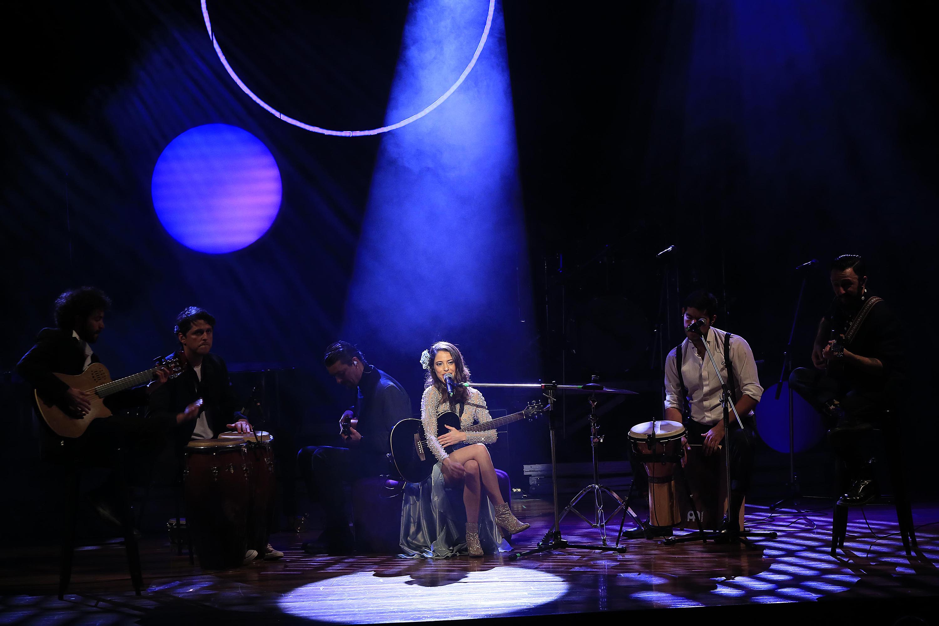 14/02/20 Teatro Nacional. Extraordinaria Debi Nova. Tocó piano y guitarra, cantó y bailó… se adueñó del escenario con maestría. Foto: Rafael Pacheco