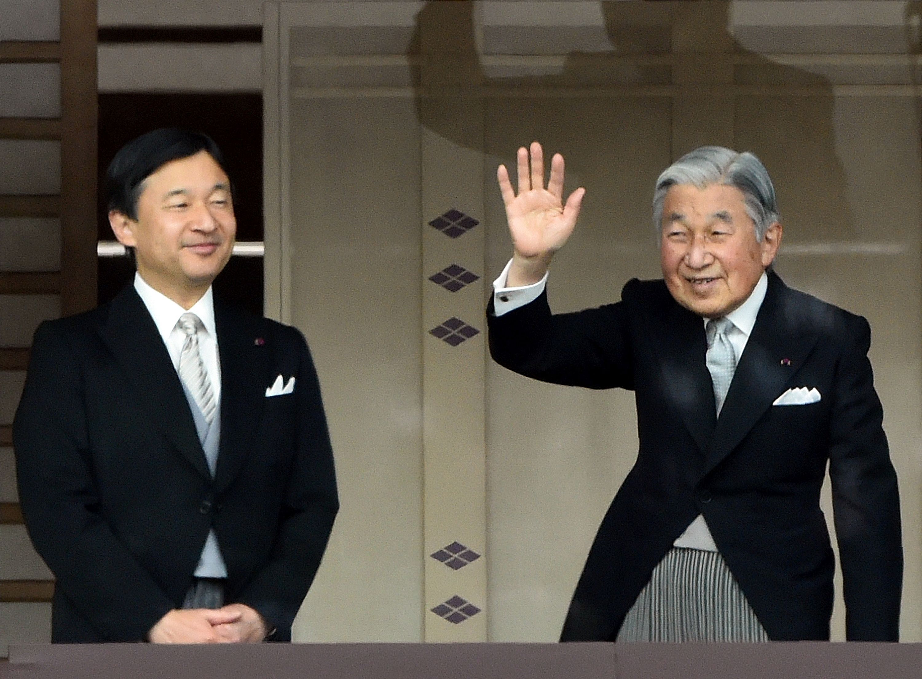 El emperador Akihito (der.) y el príncipe heredero, Naruhito, en la Casa Real en enero del 2015.