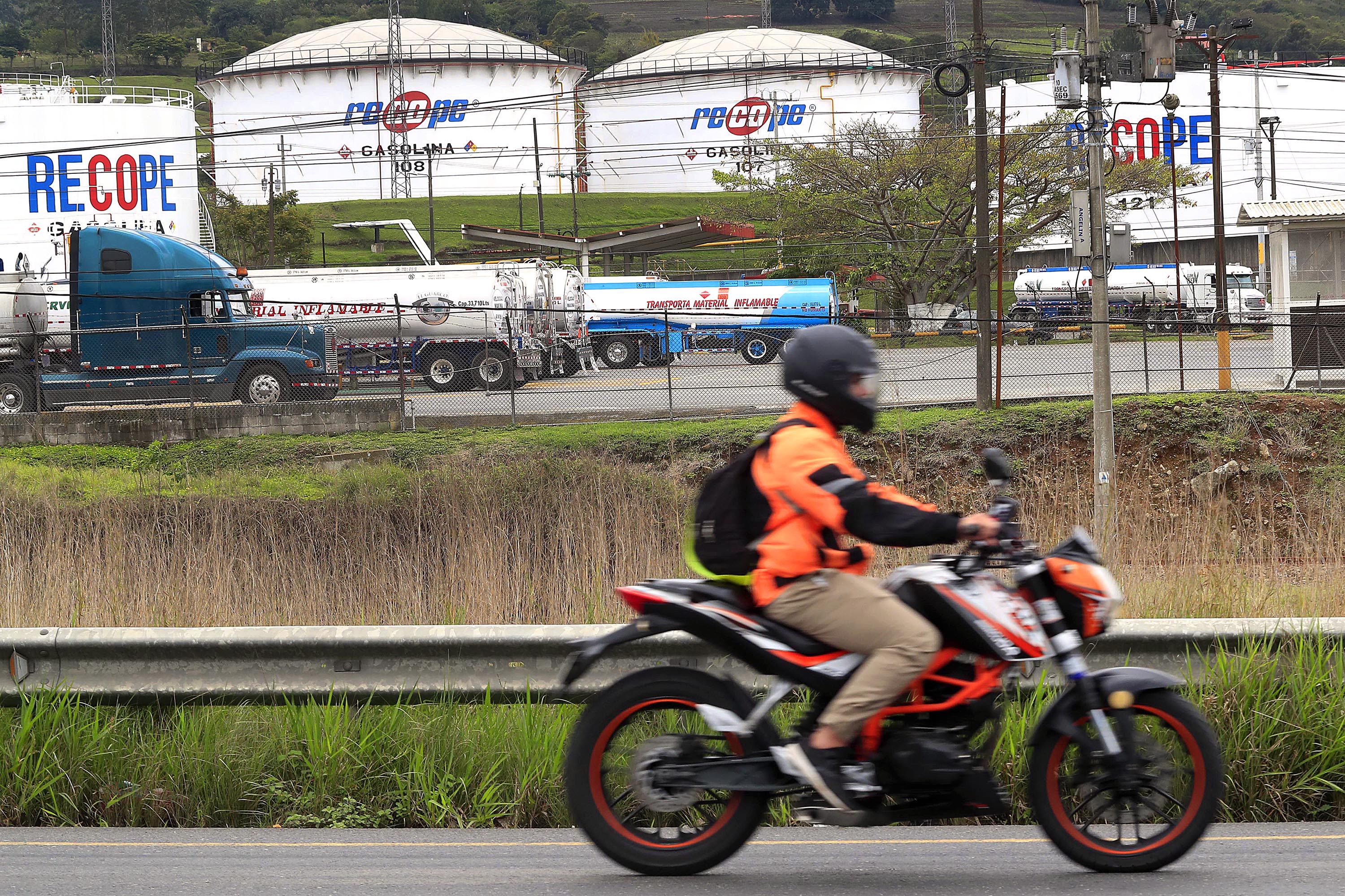 13/05/2022 Ochomogo. Rutina de carga y distribución de combustibles (gasolina y disel) en el Plantel de la Refinadora Costarricense de Petroleo (Recope).