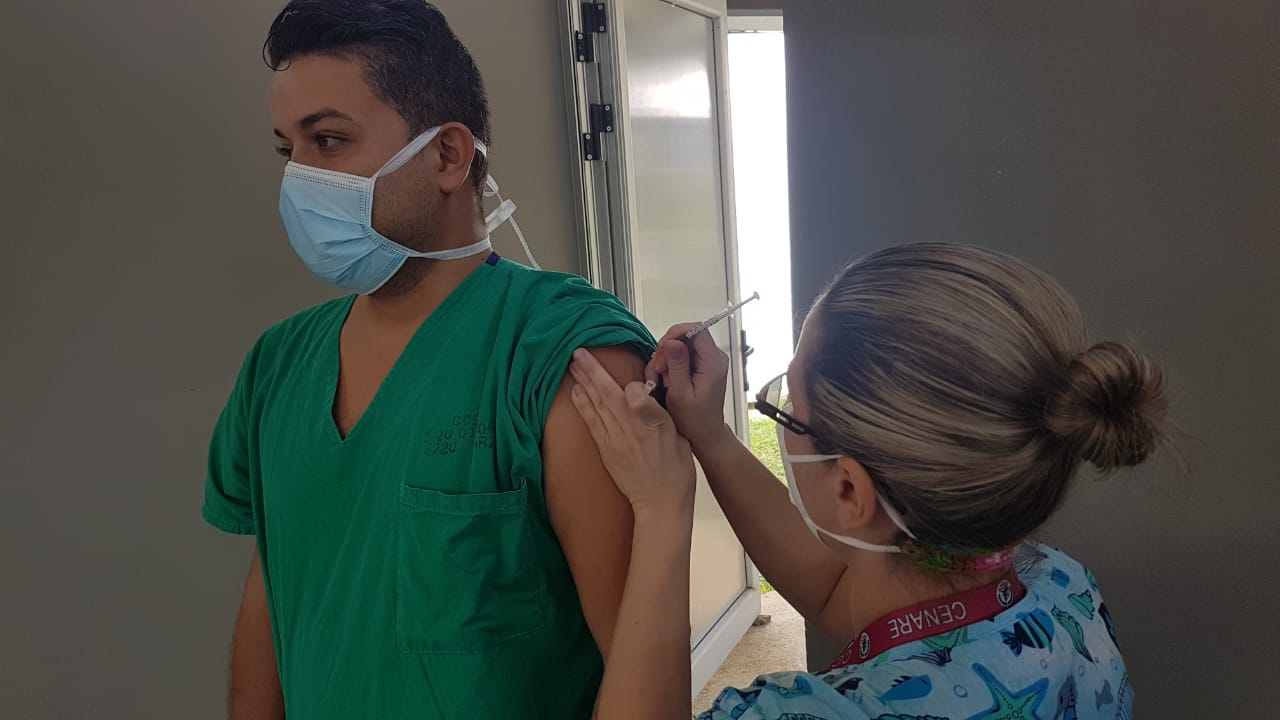 Los funcionarios del Centro de Atención Especializada de Covid-19 (CEACO) son de los primeros trabajadores de la salud en ser vacunados.
Fotografía: CCSS