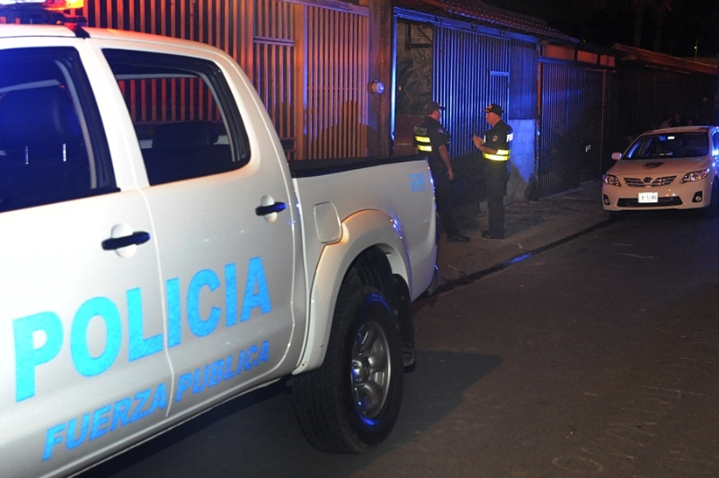 La Fuerza Pública de Heredia custodió las inmediciones de la casa mientras el OIJ de Heredia levanta uno de los cuerpos. Pablo Montiel