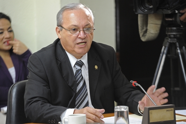 19-02-2013. Comparecencia de Manuel Abarca, exgerente de los proyectos San José-Caldera y San José-San Ramón del Consejo Nacional de Concesiones (CNC), ante la comisión legislativa que investiga las irregularidades en el desarrollo de la ruta nacional 1856, conocida como la "trocha". En la foto, el diputado Walter Céspedes.
Fotos: Mayela López