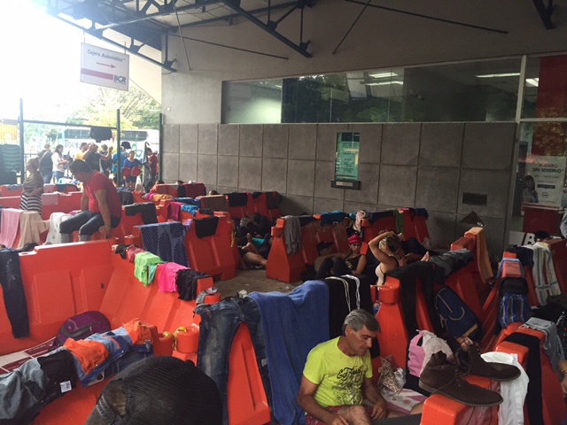 Cubanos migrantes pasaron la noche en las instalaciones de Migración de Costa Rica en Peñas Blancas.